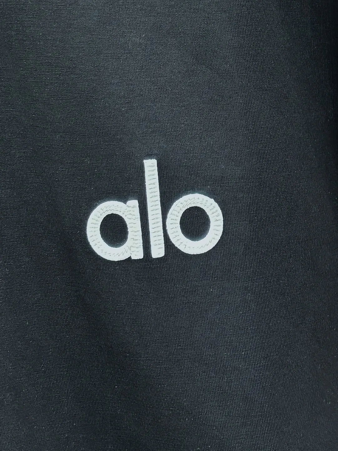 24 Alo# 26 Autumn and Winter De Rong micro-velvet base shirt looks like a basic men's T-shirt, but it is actually not. It is a combination of a sweatshirt and short sleeves. It can be worn alone or layered underneath. It is no problem to wear it in one piece for all seasons. The product is really good! It comes from the original factory, and there are not many pieces that you can count on your fingers. Whether you can own it or not depends on your hand speed. The casual Classic minimalist style comes from the century-old brand Samsonite. The slightly loose design and tailoring have a personalized and fashionable style. Pure cotton material, this kind of cotton is very special, the feel is very soft, and the inside is compounded with thin velvet. It is really the first time to get such a functional fabric in a long time. It is really good! It’s not a bad style or material, straight men will definitely like it! The custom-woven double-layer rib neckline design is smooth and snug and is not easily deformed. The chest logo remains the same, creating an alternative luxury fashion atmosphere and becoming a new concept in 2023. Color: Black/White Size: S M L XL 2XL