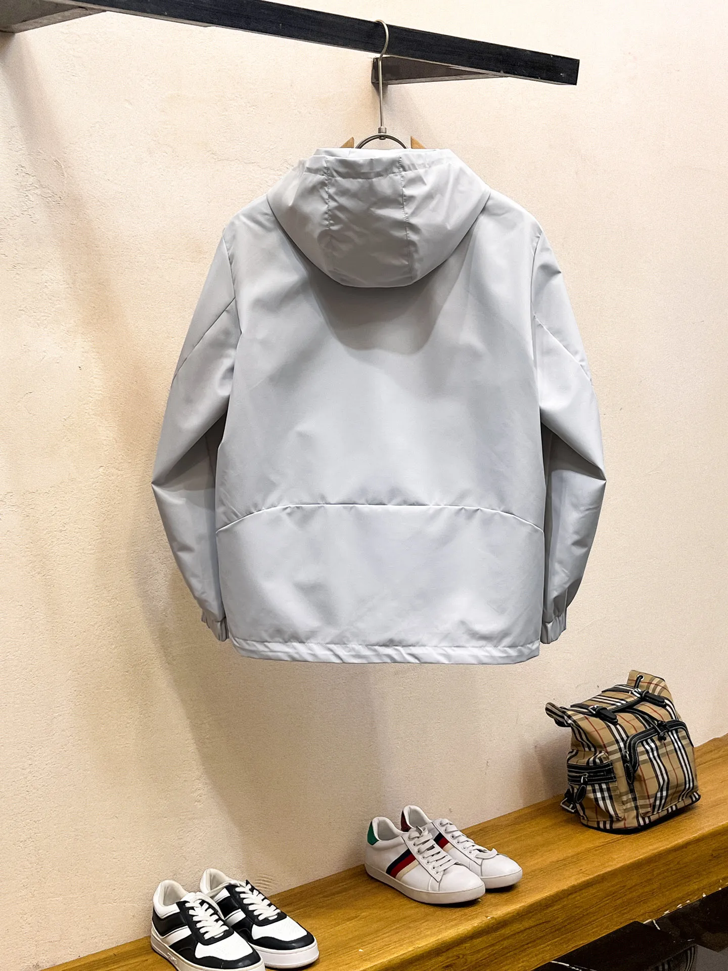 alo official website Same Style, complete with three labels, on sale in advance. 2026 Autumn and Winter New Arrival men's jacket, with Original three labels, Premium version. Customized fabrics at the counter. Breathable, high comfort, impeccable details, brand element design concept, reflecting high quality. It feels delicate and soft, presents a casual cut, and has a great upper body shape. Sizes: M～3XL