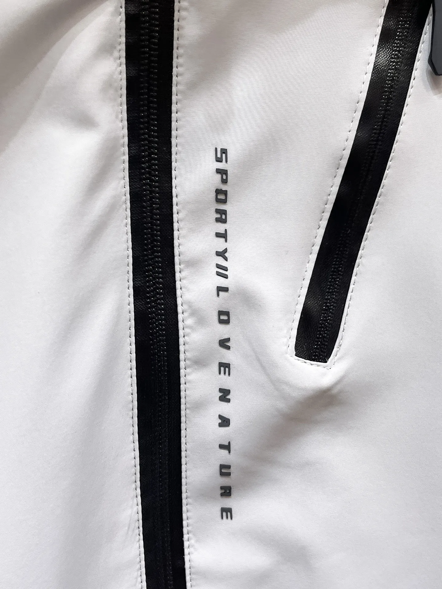 alo official website Same Style, complete with three labels, on sale in advance. 2026 Autumn and Winter New Arrival men's jacket, with Original three labels, Premium version. Customized fabrics at the counter. Breathable, high comfort, impeccable details, brand element design concept, reflecting high quality. It feels delicate and soft, presents a casual cut, and has a great upper body shape. Sizes: M～3XL