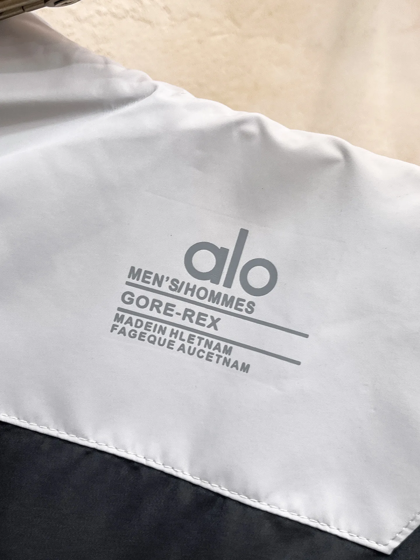 alo official website Same Style, complete with three labels, on sale in advance. 2026 Autumn and Winter New Arrival men's jacket, with Original three labels, Premium version. Customized fabrics at the counter. Breathable, high comfort, impeccable details, brand element design concept, reflecting high quality. It feels delicate and soft, presents a casual cut, and has a great upper body shape. Sizes: M～3XL