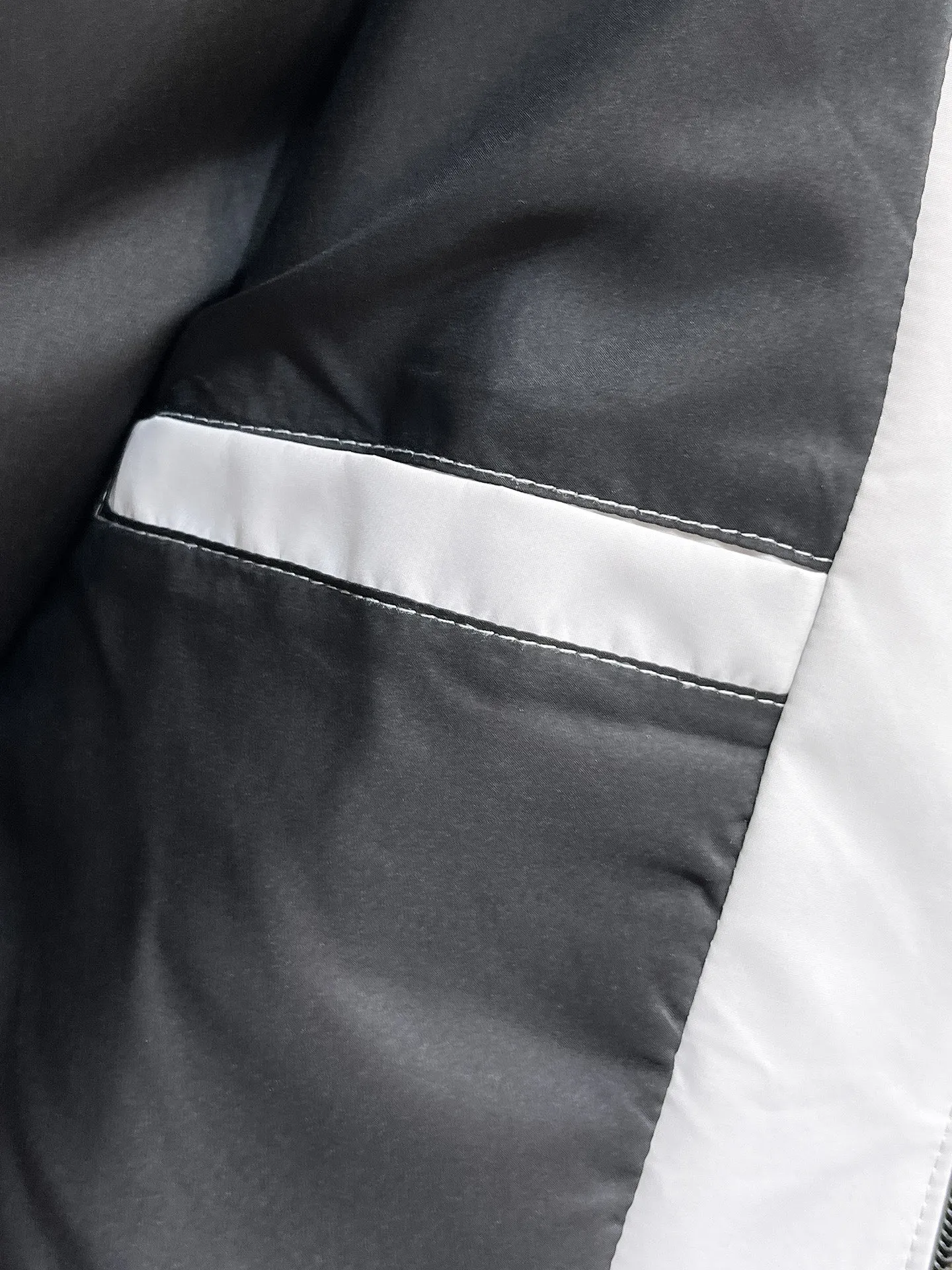 alo official website Same Style, complete with three labels, on sale in advance. 2026 Autumn and Winter New Arrival men's jacket, with Original three labels, Premium version. Customized fabrics at the counter. Breathable, high comfort, impeccable details, brand element design concept, reflecting high quality. It feels delicate and soft, presents a casual cut, and has a great upper body shape. Sizes: M～3XL