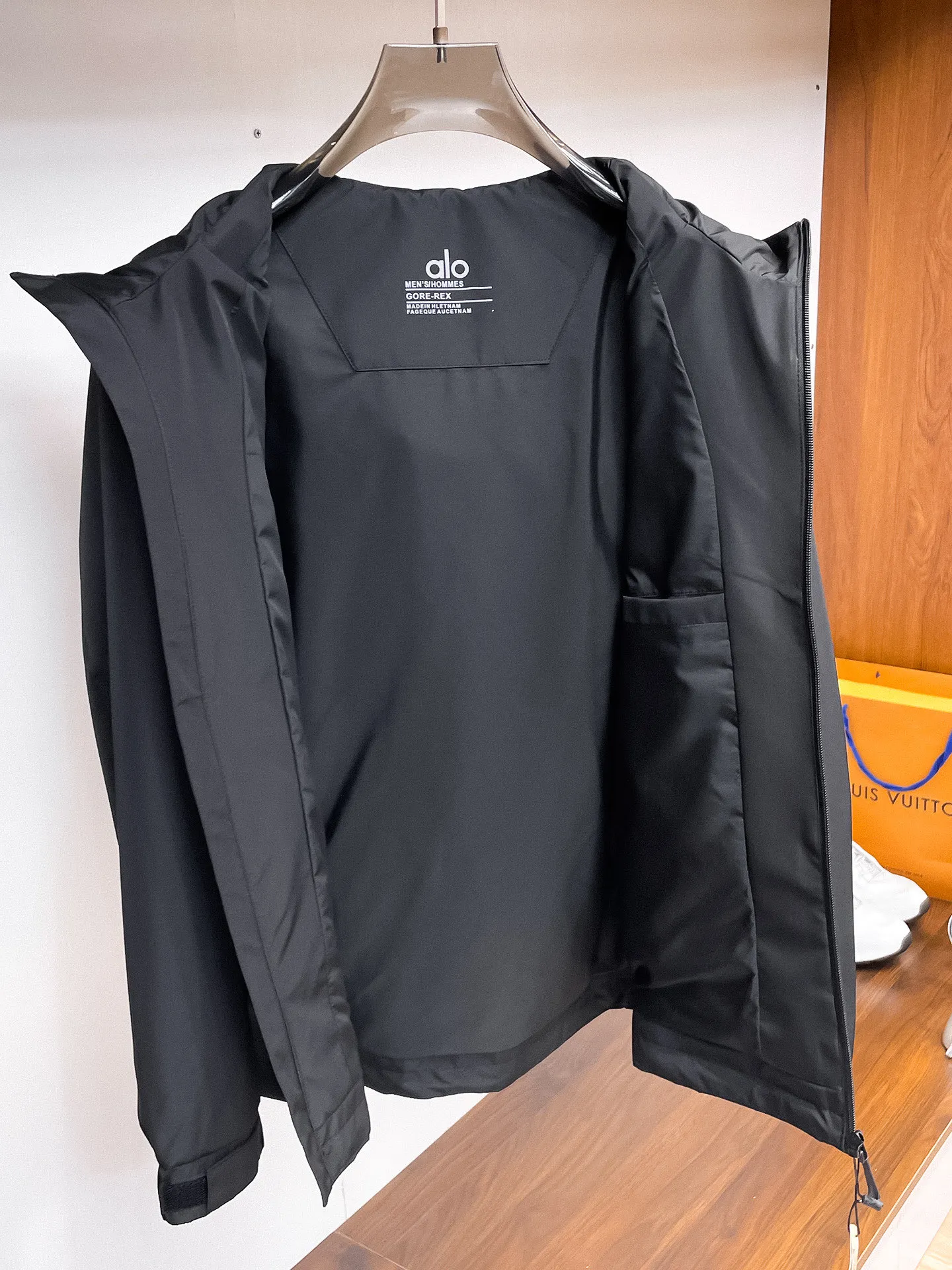 alo official website Same Style, complete with three labels, on sale in advance. 2026 Autumn and Winter New Arrival men's jacket, reversible Original with complete three labels. Premium version. Customized fabrics at the counter. Breathable, high comfort, impeccable details, brand element design concept, reflecting high quality. It feels delicate and soft, presents a casual cut, and has a great upper body shape. Sizes: M～3XL,