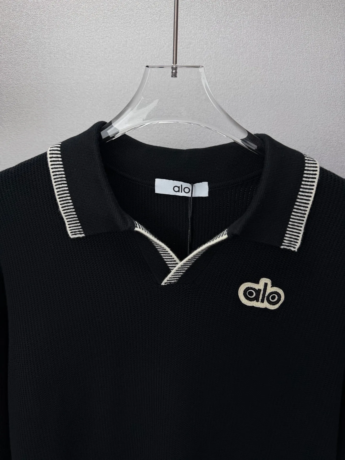 ALO 2026 New Arrival old money style chest patch embroidered letters couple style lapel knitted long-sleeved sweater High version High version The fabric is made of 32-count cotton yarn blended material, which is skin-friendly and does not stick to the body. It does not cause pilling, feels very soft and super comfortable. Fashionable and personalized. Super Versatile and beautiful knitted sweater. Very suitable for both men and women. A must-have for everyone. Packaging Tag Collar label Washed wheat Complete 👍 Color: Black, Beige Sizes:S-2XL
