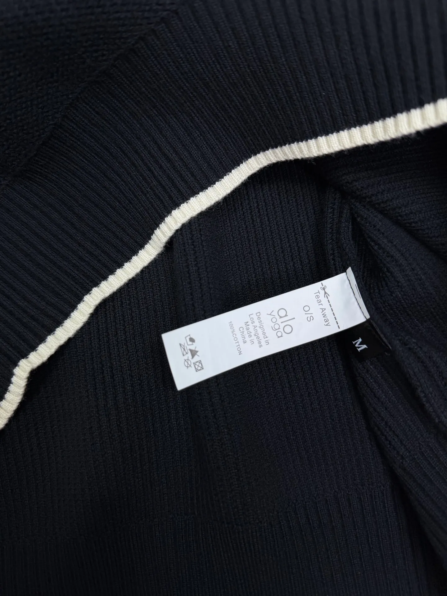 ALO 2026 New Arrival old money style chest patch embroidered letters couple style lapel knitted long-sleeved sweater High version High version The fabric is made of 32-count cotton yarn blended material, which is skin-friendly and does not stick to the body. It does not cause pilling, feels very soft and super comfortable. Fashionable and personalized. Super Versatile and beautiful knitted sweater. Very suitable for both men and women. A must-have for everyone. Packaging Tag Collar label Washed wheat Complete 👍 Color: Black, Beige Sizes:S-2XL