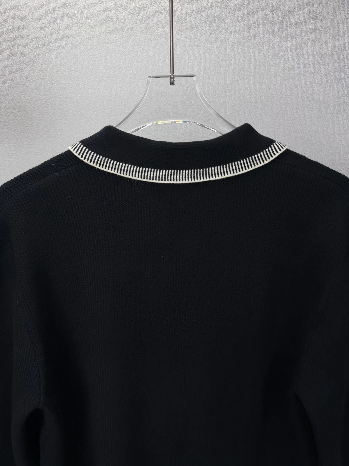ALO 2026 New Arrival old money style chest patch embroidered letters couple style lapel knitted long-sleeved sweater High version High version The fabric is made of 32-count cotton yarn blended material, which is skin-friendly and does not stick to the body. It does not cause pilling, feels very soft and super comfortable. Fashionable and personalized. Super Versatile and beautiful knitted sweater. Very suitable for both men and women. A must-have for everyone. Packaging Tag Collar label Washed wheat Complete 👍 Color: Black, Beige Sizes:S-2XL
