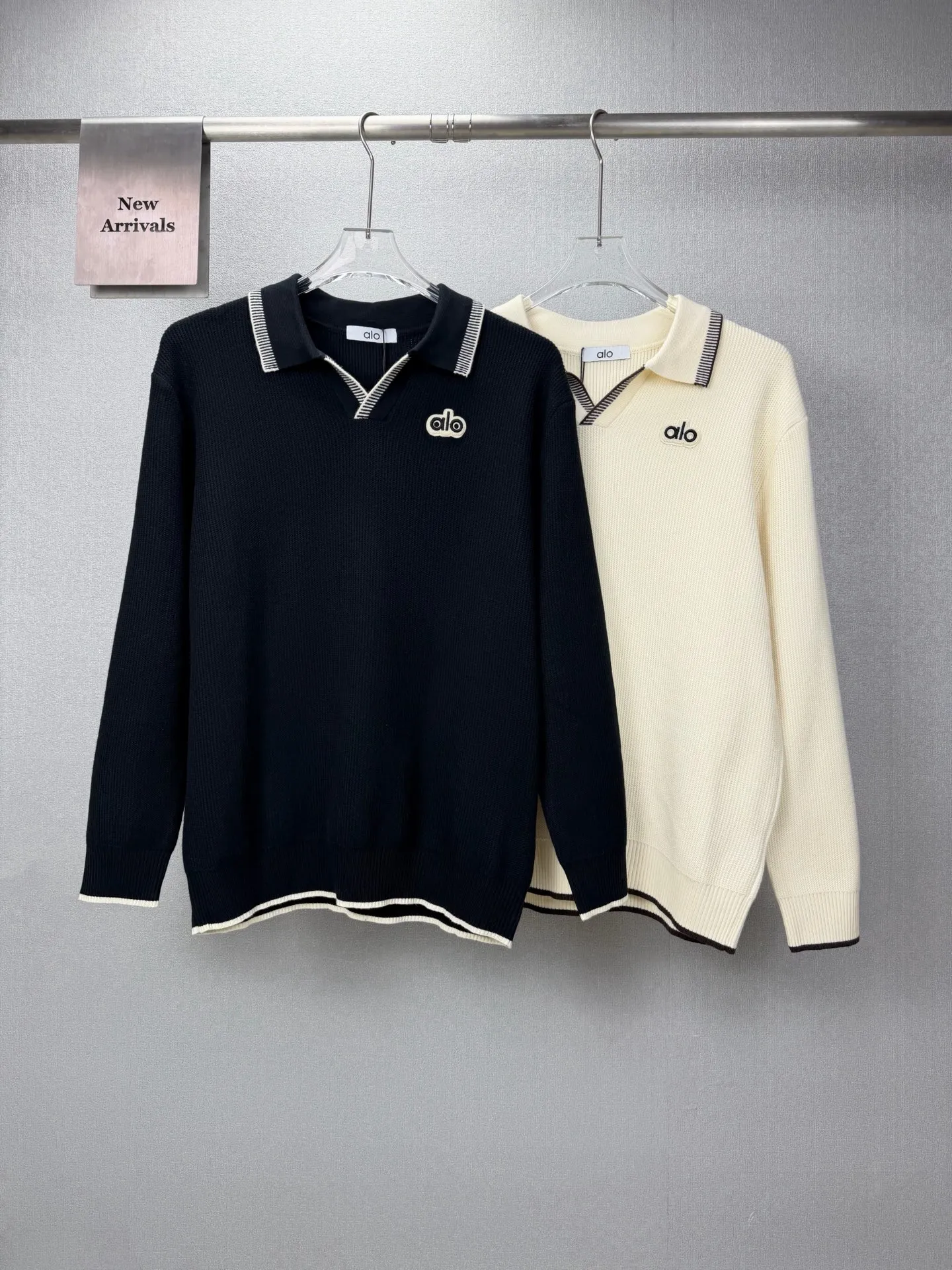ALO 2026 New Arrival old money style chest patch embroidered letters couple style lapel knitted long-sleeved sweater High version High version The fabric is made of 32-count cotton yarn blended material, which is skin-friendly and does not stick to the body. It does not cause pilling, feels very soft and super comfortable. Fashionable and personalized. Super Versatile and beautiful knitted sweater. Very suitable for both men and women. A must-have for everyone. Packaging Tag Collar label Washed wheat Complete 👍 Color: Black, Beige Sizes:S-2XL