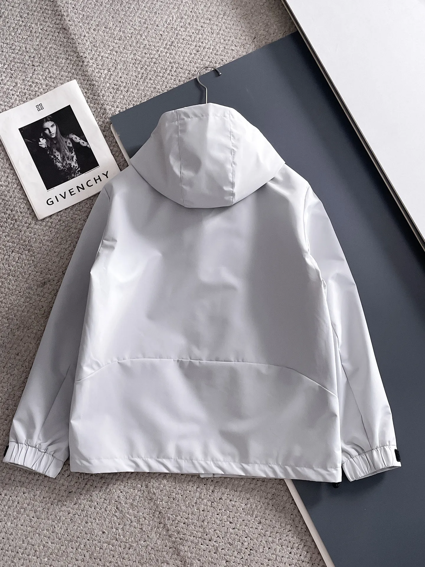 alo official website Same Style, complete with three labels, on sale in advance. 2026 Autumn and Winter New Arrival men's jacket, with Original three labels, Premium version. Customized fabrics at the counter. Breathable, high comfort, impeccable details, brand element design concept, reflecting high quality. It feels delicate and soft, presents a casual cut, and has a great upper body shape. Sizes: M～3XL,