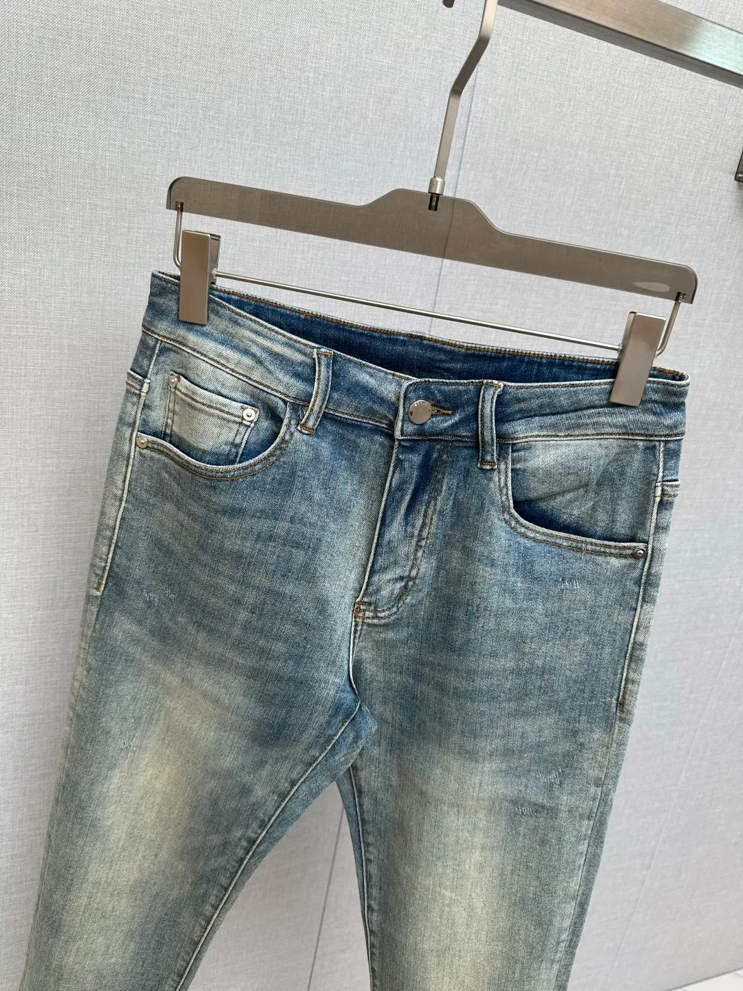 AL official website counters are available at the same time, original goods, super stylish jeans, customized original washed denim fabric, unique design, top-notch printing technology letter pattern logo, original hardware accessories decoration, an extremely outstanding pair of jeans, the materials and craftsmanship are extremely luxurious and exquisite, extremely high-grade, handsome and stylish upper body, recommended👍, Sizes: 29-38