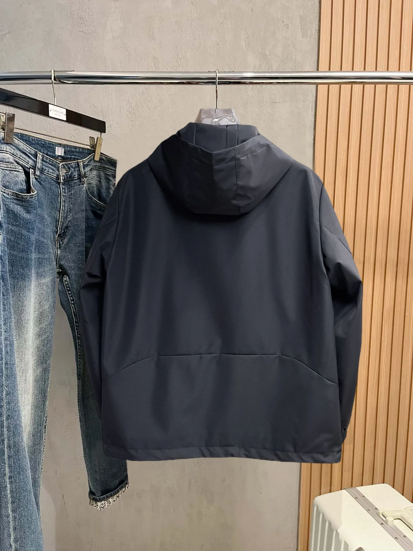 alo official website Same Style, complete with three labels, on sale in advance. 2026 Autumn and Winter New Arrival men's jacket, reversible Original with complete three labels. Premium version. Customized fabrics at the counter. Breathable, high comfort, impeccable details, brand element design concept, reflecting high quality. It feels delicate and soft, presents a casual cut, and has a great upper body shape. Sizes: M～3XL,