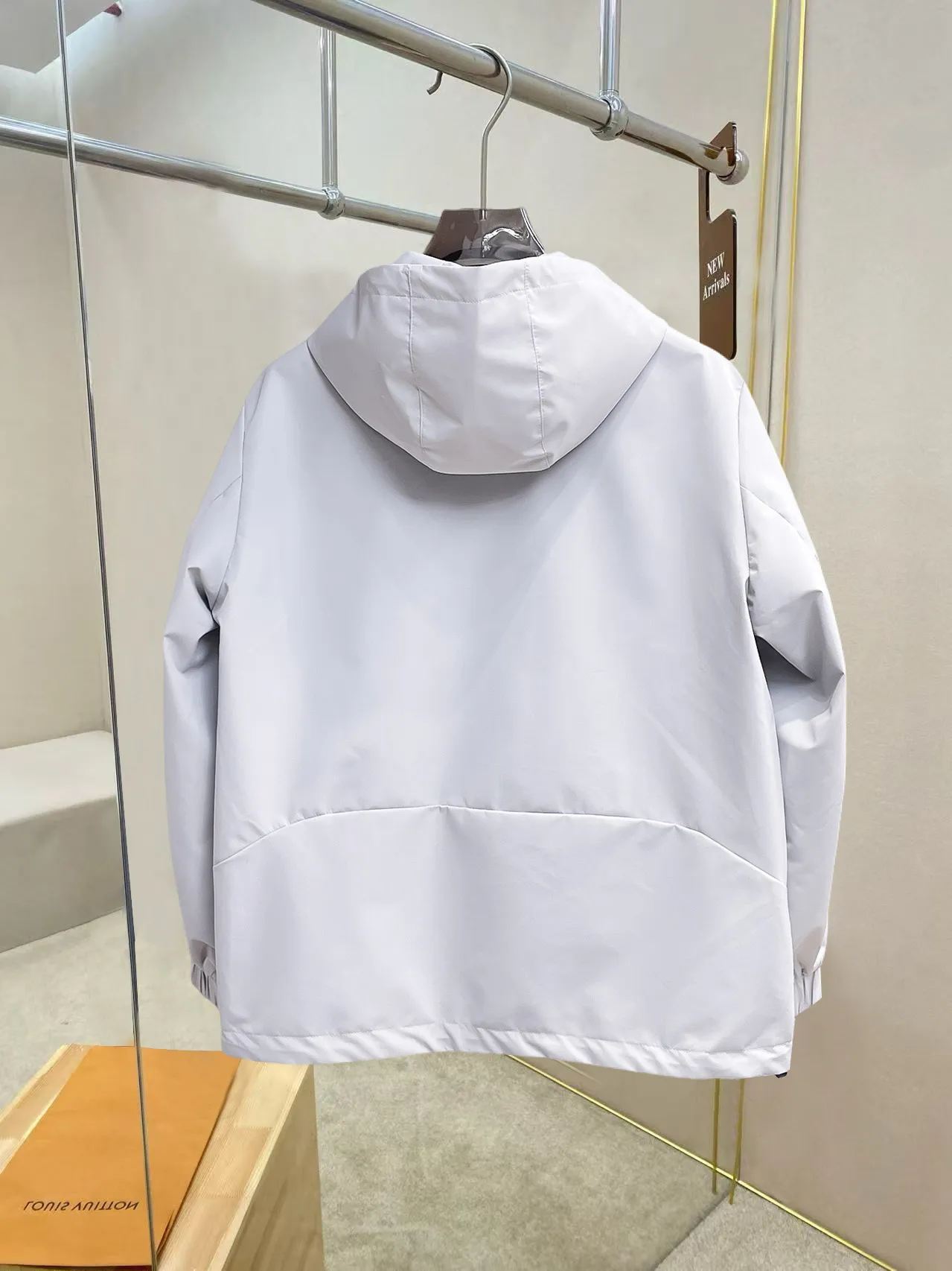 alo official website Same Style, complete with three labels, on sale in advance. 2026 Autumn and Winter New Arrival men's jacket, reversible Original with complete three labels. Premium version. Customized fabrics at the counter. Breathable, high comfort, impeccable details, brand element design concept, reflecting high quality. It feels delicate and soft, presents a casual cut, and has a great upper body shape. Sizes: M～3XL,