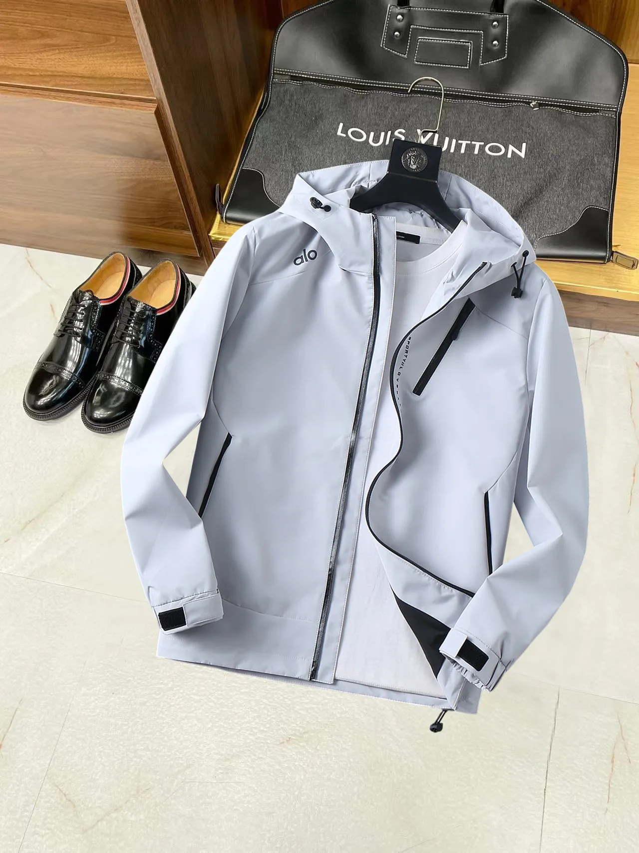 alo official website Same Style, complete with three labels, on sale in advance. 2026 Autumn and Winter New Arrival men's jacket, with Original three labels, Premium version. Customized fabrics at the counter. Breathable, high comfort, impeccable details, brand element design concept, reflecting high quality. It feels delicate and soft, presents a casual cut, and has a great upper body shape. Sizes: M～3XL