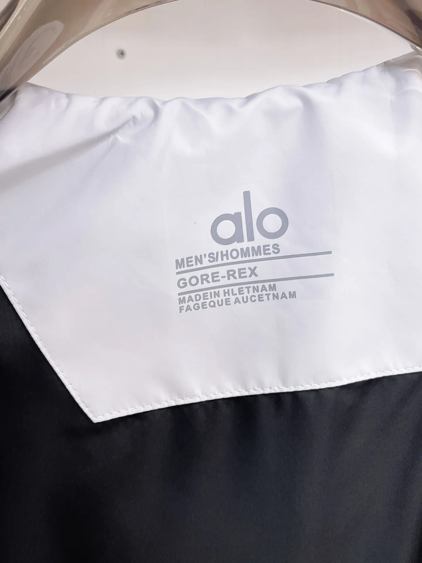 alo official website Same Style, complete with three labels, on sale in advance. 2026 Autumn and Winter New Arrival men's jacket, reversible Original with complete three labels. Premium version. Customized fabrics at the counter. Breathable, high comfort, impeccable details, brand element design concept, reflecting high quality. It feels delicate and soft, presents a casual cut, and has a great upper body shape. Sizes: M～3XL,