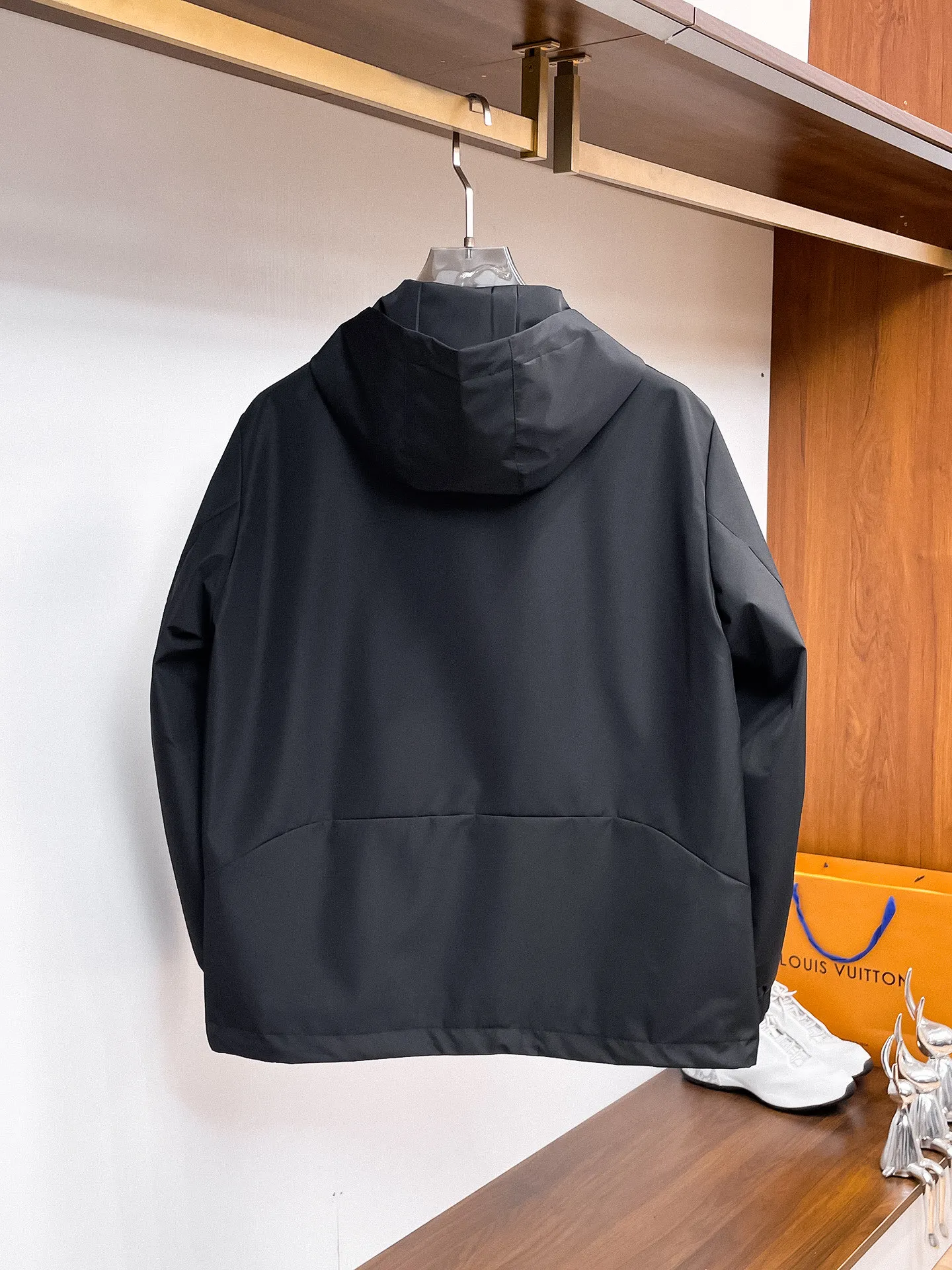 alo official website Same Style, complete with three labels, on sale in advance. 2026 Autumn and Winter New Arrival men's jacket, reversible Original with complete three labels. Premium version. Customized fabrics at the counter. Breathable, high comfort, impeccable details, brand element design concept, reflecting high quality. It feels delicate and soft, presents a casual cut, and has a great upper body shape. Sizes: M～3XL,