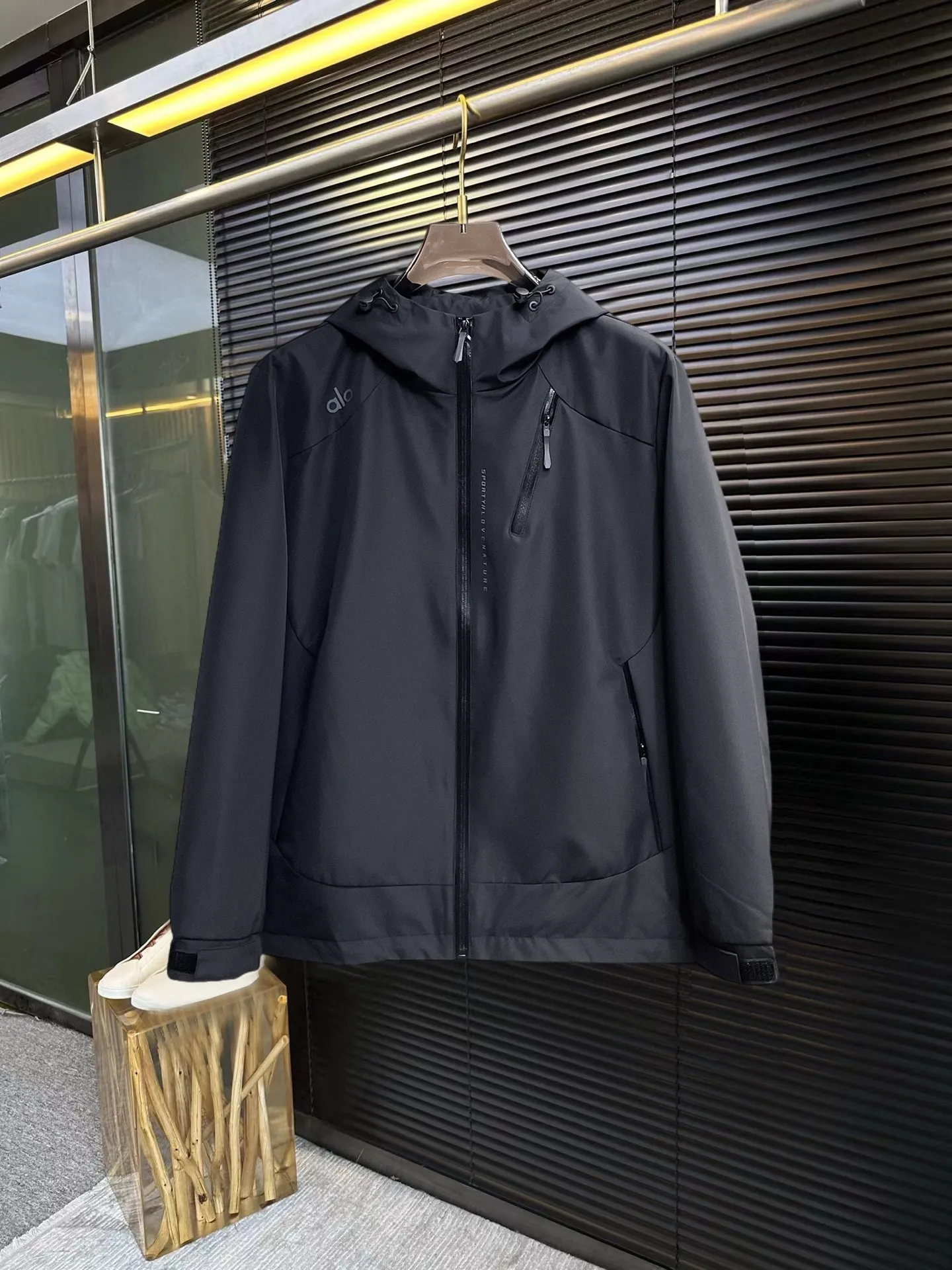 alo official website Same Style, complete with three labels, on sale in advance. 2026 Autumn and Winter New Arrival men's jacket, reversible Original with complete three labels. Premium version. Customized fabrics at the counter. Breathable, high comfort, impeccable details, brand element design concept, reflecting high quality. It feels delicate and soft, presents a casual cut, and has a great upper body shape. Sizes: M～3XL,