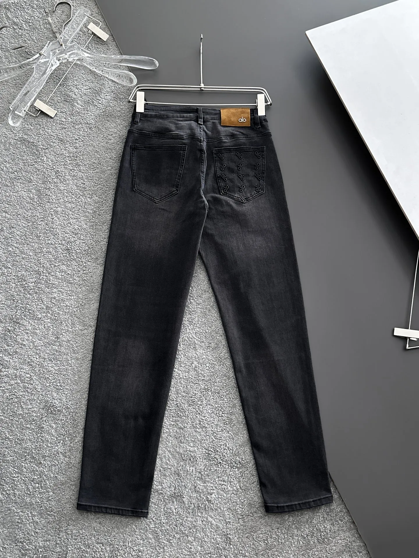 alo🆕2026ss spring and summer new high-quality jeans are here. Specially customized washed cloth for customers🌹Original hardware and accessories. High elasticity, breathable, comfortable, and impeccable details. The design concept of big-name elements reflects high quality. It feels delicate and soft. It presents casual tailoring and the upper body shape is awesome! Sizes: 29-38 (35 available)
