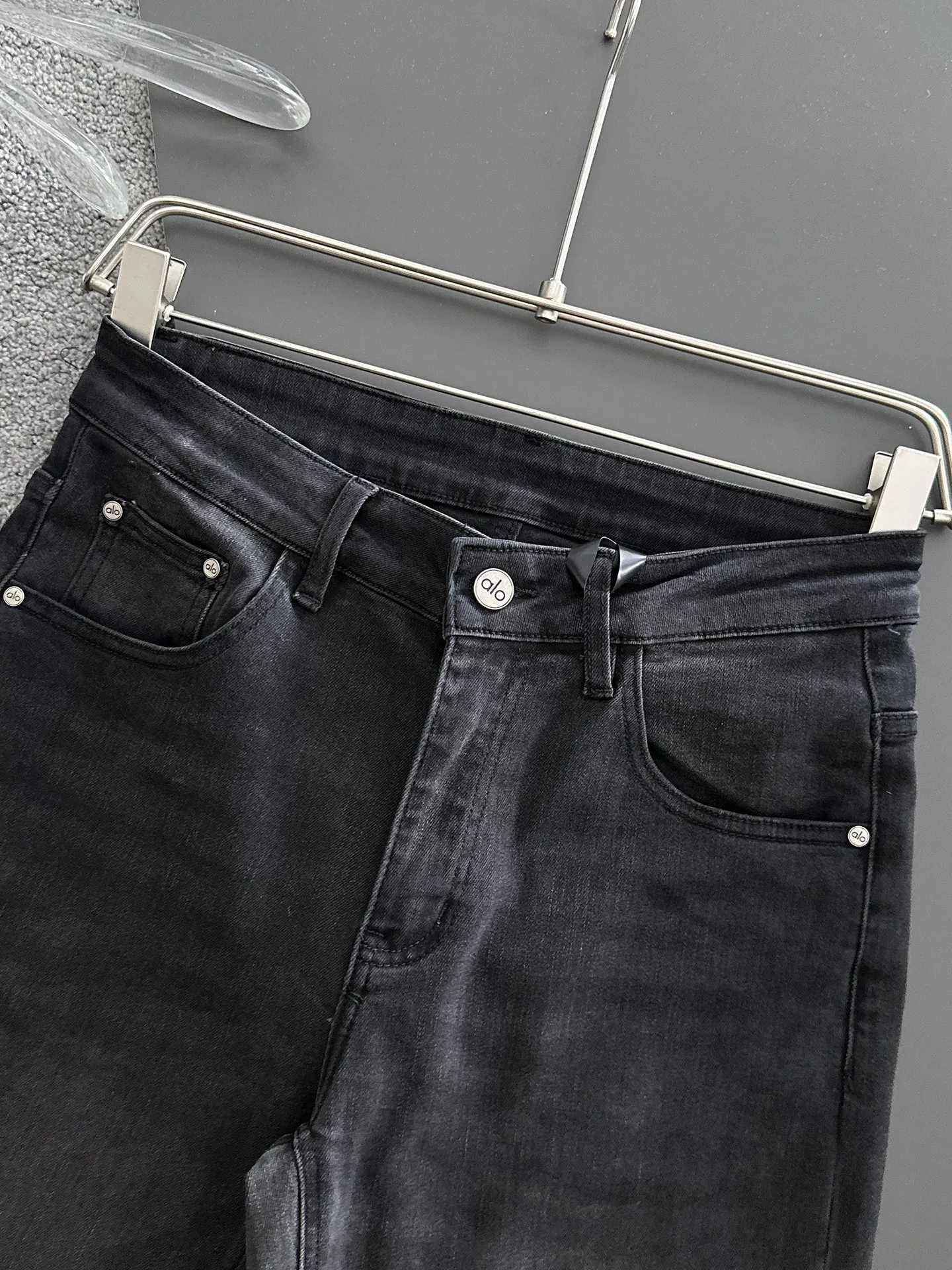 alo🆕2026ss spring and summer new high-quality jeans are here. Specially customized washed cloth for customers🌹Original hardware and accessories. High elasticity, breathable, comfortable, and impeccable details. The design concept of big-name elements reflects high quality. It feels delicate and soft. It presents casual tailoring and the upper body shape is awesome! Sizes: 29-38 (35 available)