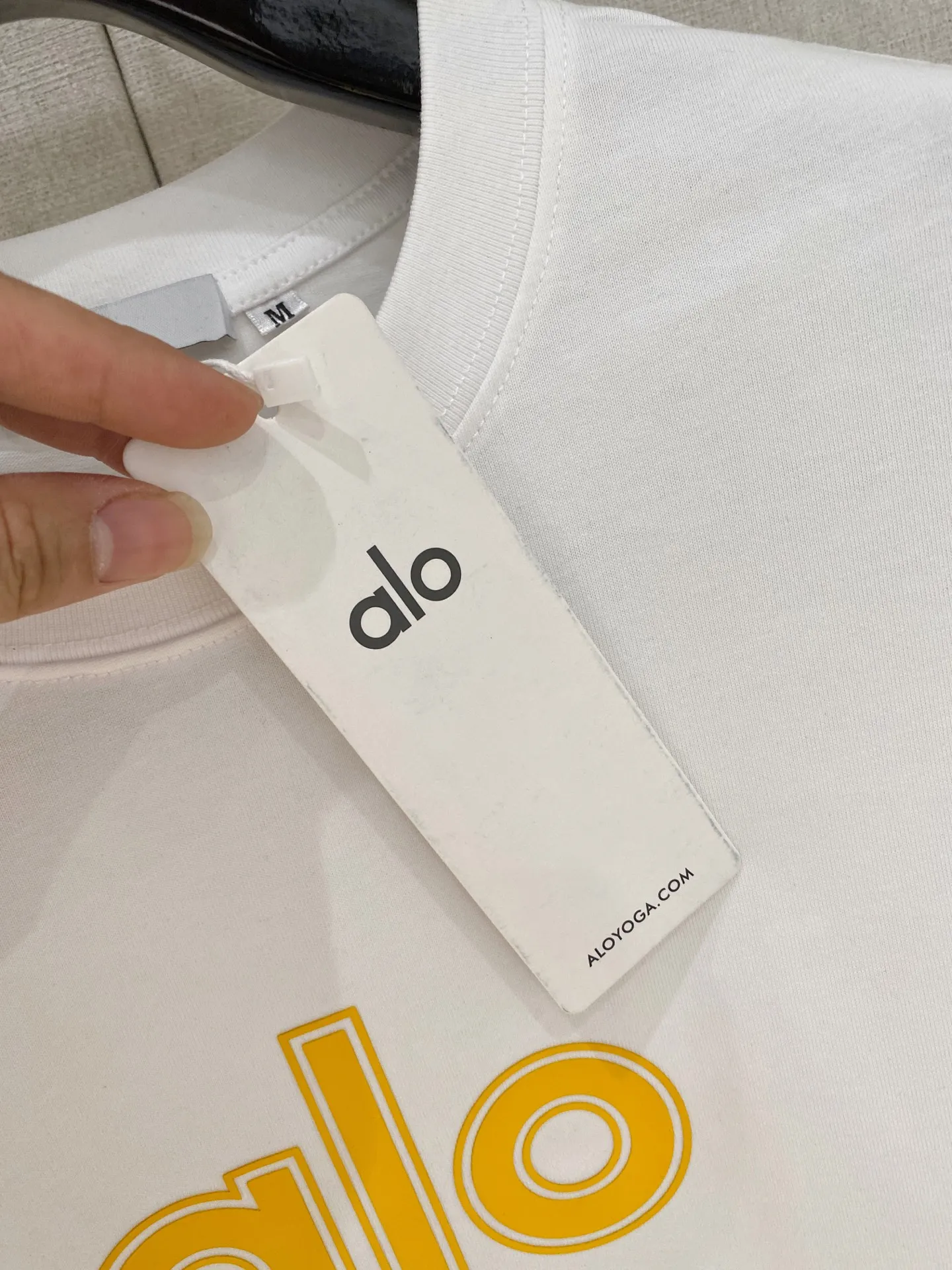 ALO 2026 Spring/Summer New Arrival Short Sleeve Available in three colors: white/red/black, the bright yellow “alo” logo is eye-catching, comfortable Versatile, unlocking the relaxed and fashionable sense of sports and daily life Sizes: M-3XL