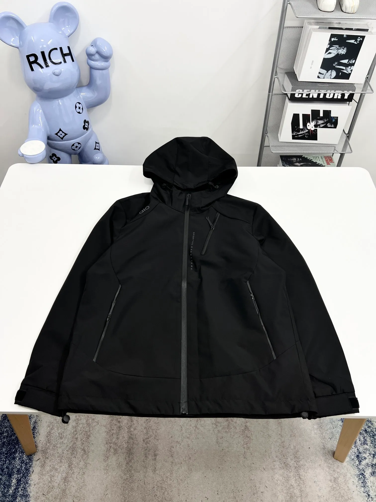 ALO 2026 Autumn and Winter New Arrival jacket, Original three-label premium version, counter-customized fabrics, Breathable, high comfort, impeccable details, brand element design concept, reflecting high quality. It feels delicate and soft, presents a casual cut, and has a great upper body shape. Sizes: M～3XL