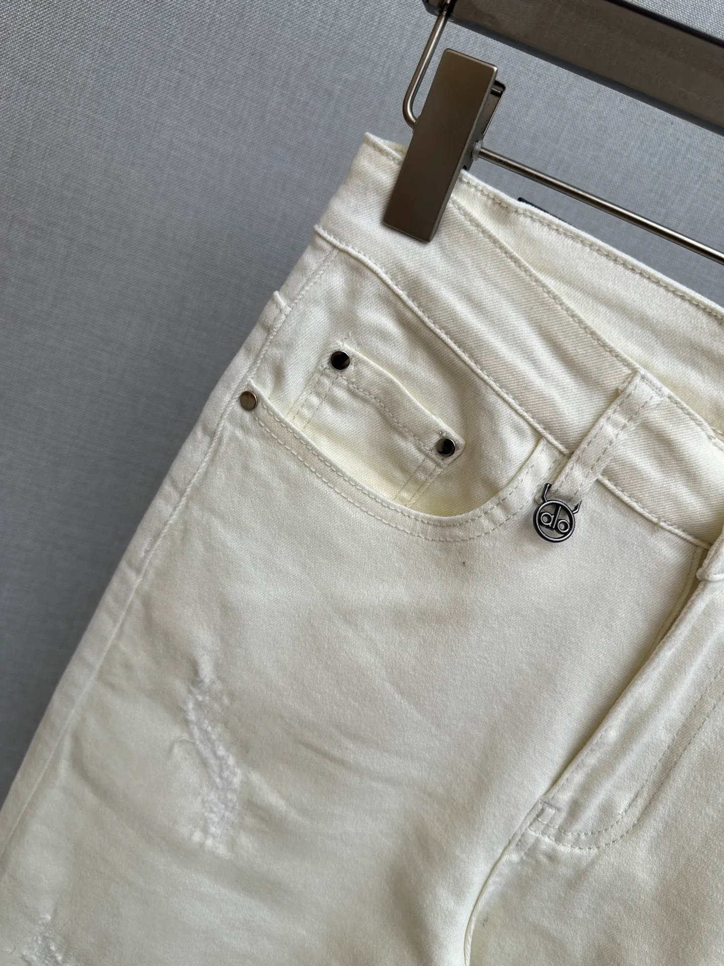 Available at the official website counter at the same time, the Original is a very stylish pair of jeans, with customized original washed denim fabric, unique design, top-notch printing technology letter pattern logo, original hardware accessories decoration, an extremely outstanding pair of jeans, the materials and craftsmanship are extremely luxurious and exquisite, extremely high-grade, handsome and stylish upper body, recommended 👍, Sizes: 29-38