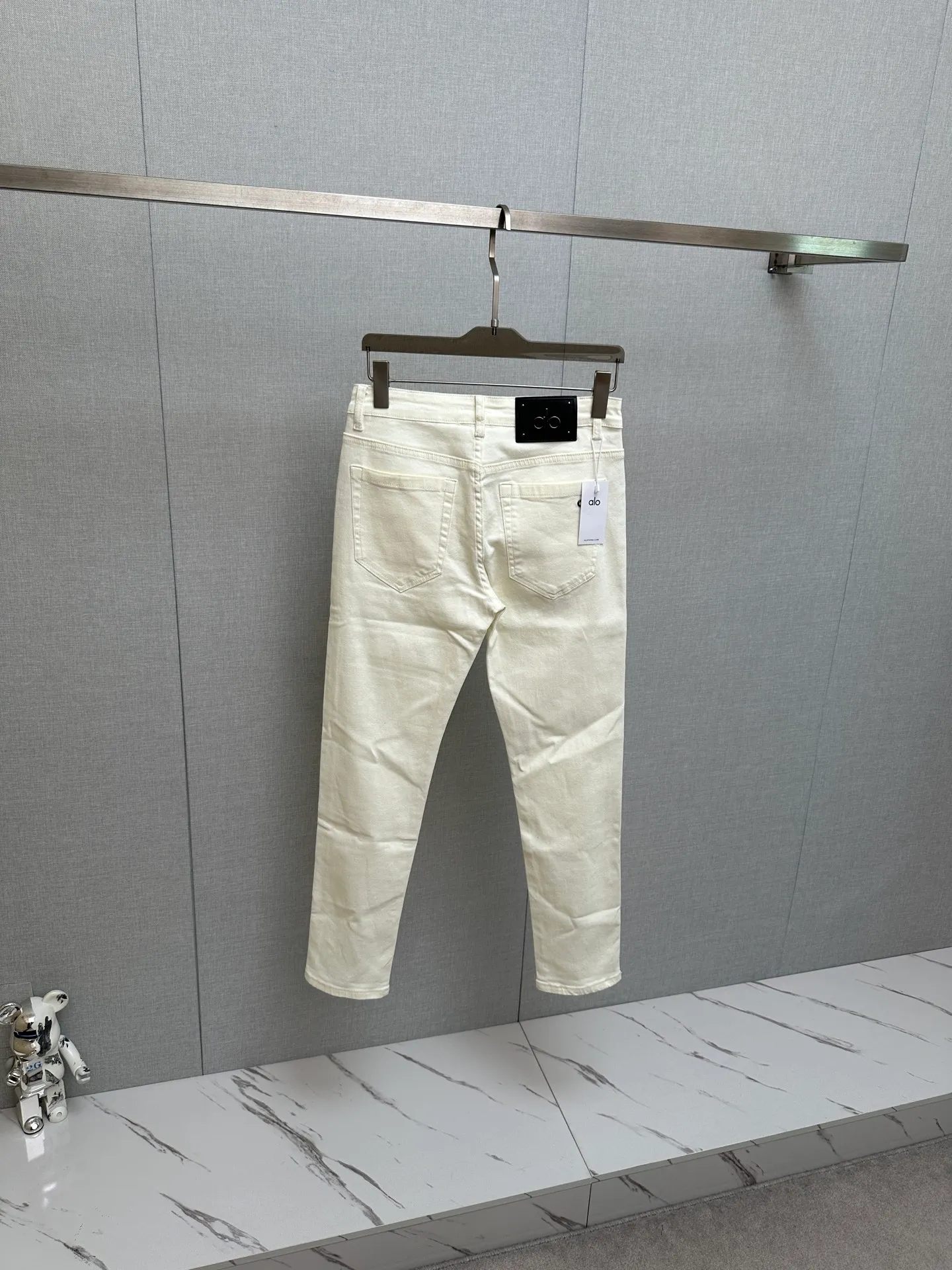 Available at the official website counter at the same time, the Original is a very stylish pair of jeans, with customized original washed denim fabric, unique design, top-notch printing technology letter pattern logo, original hardware accessories decoration, an extremely outstanding pair of jeans, the materials and craftsmanship are extremely luxurious and exquisite, extremely high-grade, handsome and stylish upper body, recommended 👍, Sizes: 29-38