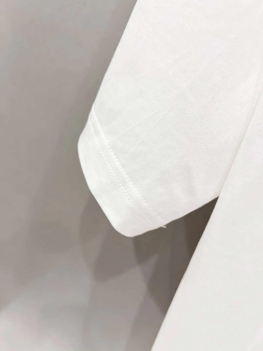 (Arrived on the same day, now available in stock) alo’s exclusive debut high-definition fabrics Gram-heavy pure cotton, custom-made 32-count double-strand thread, twice-washed ready-to-wear, the fabric is comfortable and skin-friendly, custom-dyed fabric, high textile density, good drape, not easy to deform and shrink, thick texture and compact spinning process will not affect the breathability of the fabric, high color saturation, imported flocking and foaming technology, good upper body effect, Versatile good-looking short sleeves, loose fit to cover the flesh, look slim and not attractive size: S~XL Color: White Black