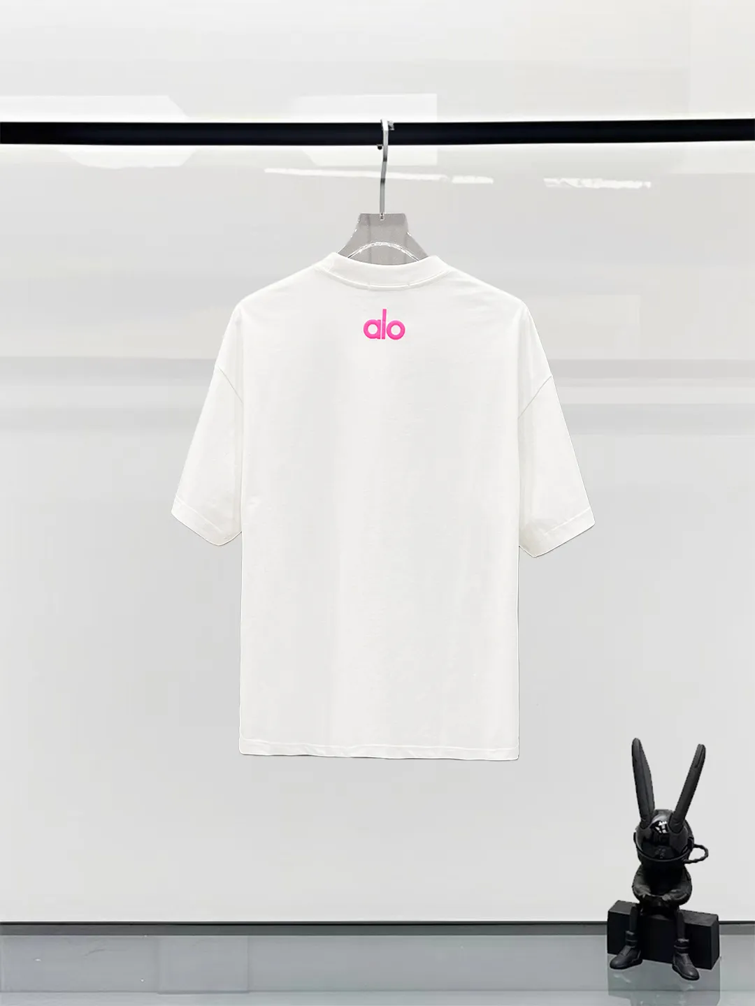 110👍alo logo three-dimensional silicone letter short-sleeved logo with exquisite logo. Original fabric. Official Same Style short-sleeved T-shirt. Customized. Gram-dyed pure cotton double yarn fabric. Very comfortable to the touch. Synchronized with spring and summer brick cabinets. Fashionable and personalized. Super Versatile and good-looking. Very suitable for both men and women. A must-have for everyone (tag, collar label, washed wheat, three labels complete) Color: Black White Size: S M L XL