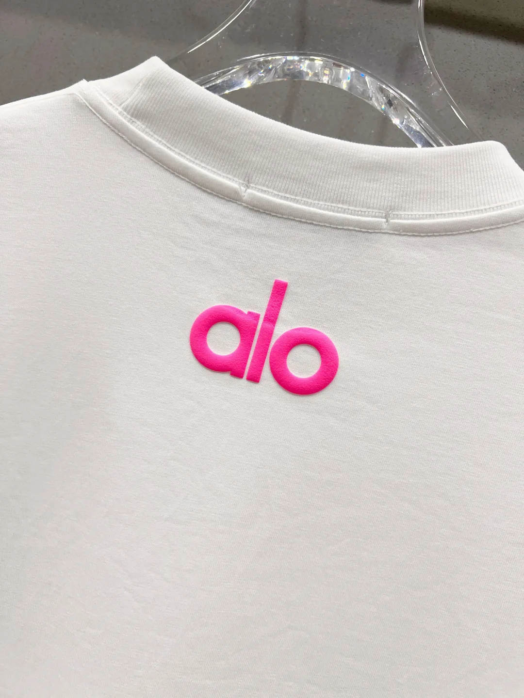 110👍alo logo three-dimensional silicone letter short-sleeved logo with exquisite logo. Original fabric. Official Same Style short-sleeved T-shirt. Customized. Gram-dyed pure cotton double yarn fabric. Very comfortable to the touch. Synchronized with spring and summer brick cabinets. Fashionable and personalized. Super Versatile and good-looking. Very suitable for both men and women. A must-have for everyone (tag, collar label, washed wheat, three labels complete) Color: Black White Size: S M L XL