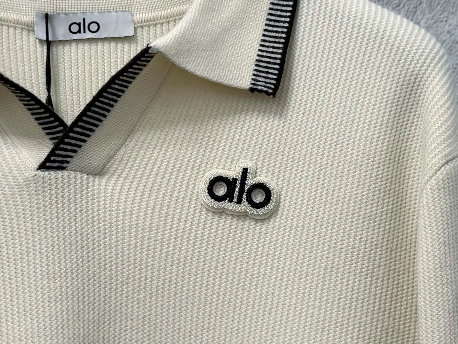 [ALO] 26ss autumn and winter lapel knitted sweater. It contains 20% wool. It is made of custom-dyed and custom-spun yarn and purchased from the original version. A full set of customized accessories. Details determine success or failure. New Arrival for autumn and winter. It is soft and delicate and does not tie the body. The upper body effect is very nice. Loose fit. Same Style for men and women. Color: Black Apricot Size: S-2XL