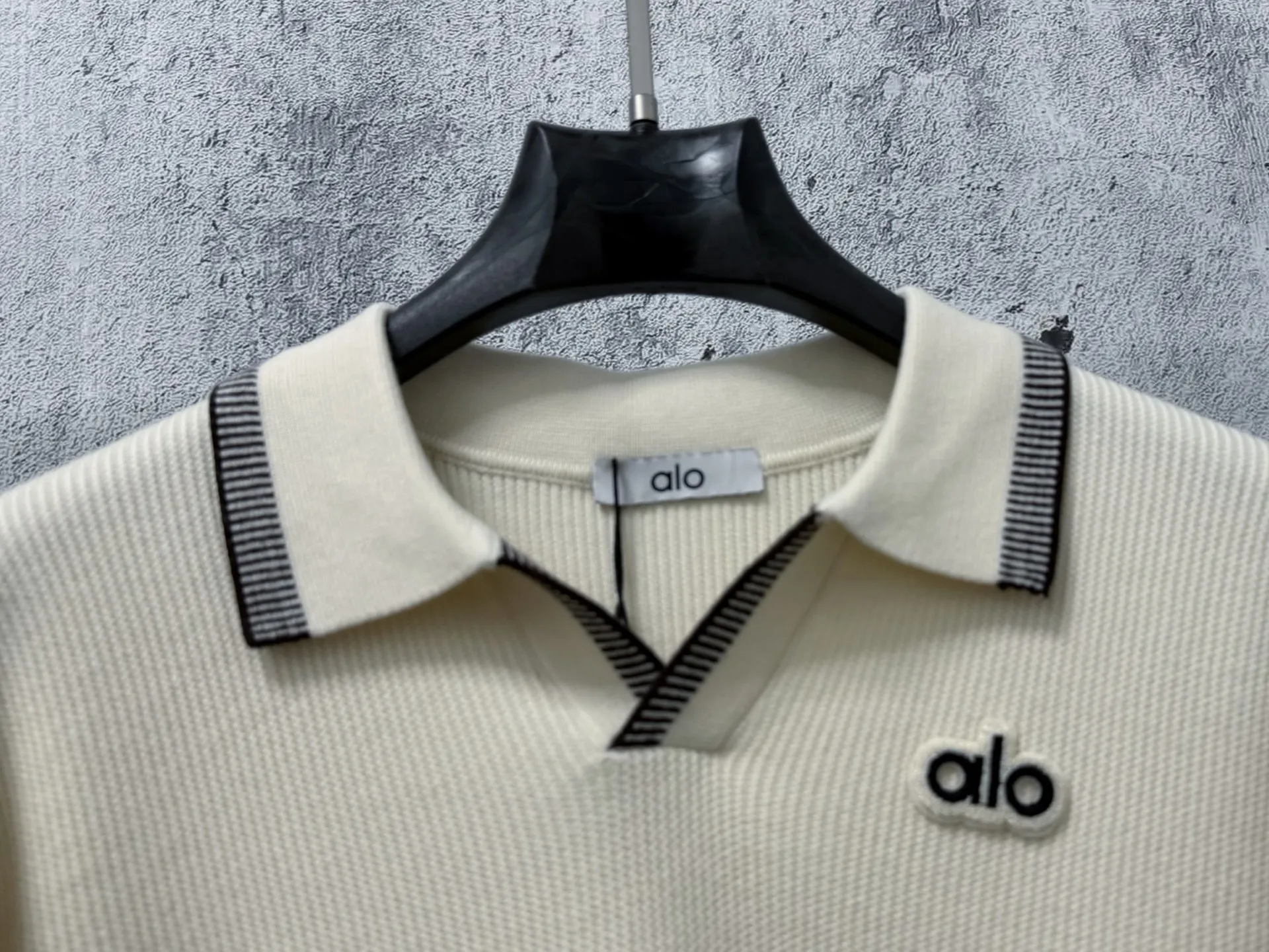 [ALO] 26ss autumn and winter lapel knitted sweater. It contains 20% wool. It is made of custom-dyed and custom-spun yarn and purchased from the original version. A full set of customized accessories. Details determine success or failure. New Arrival for autumn and winter. It is soft and delicate and does not tie the body. The upper body effect is very nice. Loose fit. Same Style for men and women. Color: Black Apricot Size: S-2XL