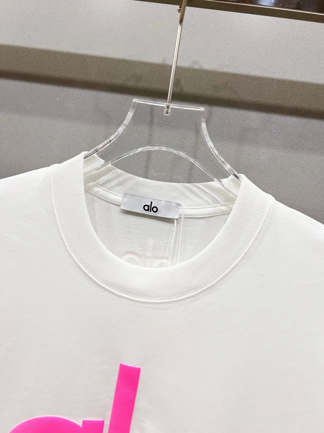 110 alo logo three-dimensional silicone letter short-sleeved logo with exquisite logo. Original fabric. Official Same Style short-sleeved T-shirt. Customized. Gram-dyed pure cotton double yarn fabric. Very comfortable to the touch. Synchronized with brick cabinets in spring and summer. Fashionable and personalized. Super Versatile and good-looking. Very suitable for both men and women. A must-have for everyone (tag, collar label, washed wheat, three labels complete) Color: Black White Size: S M L XL