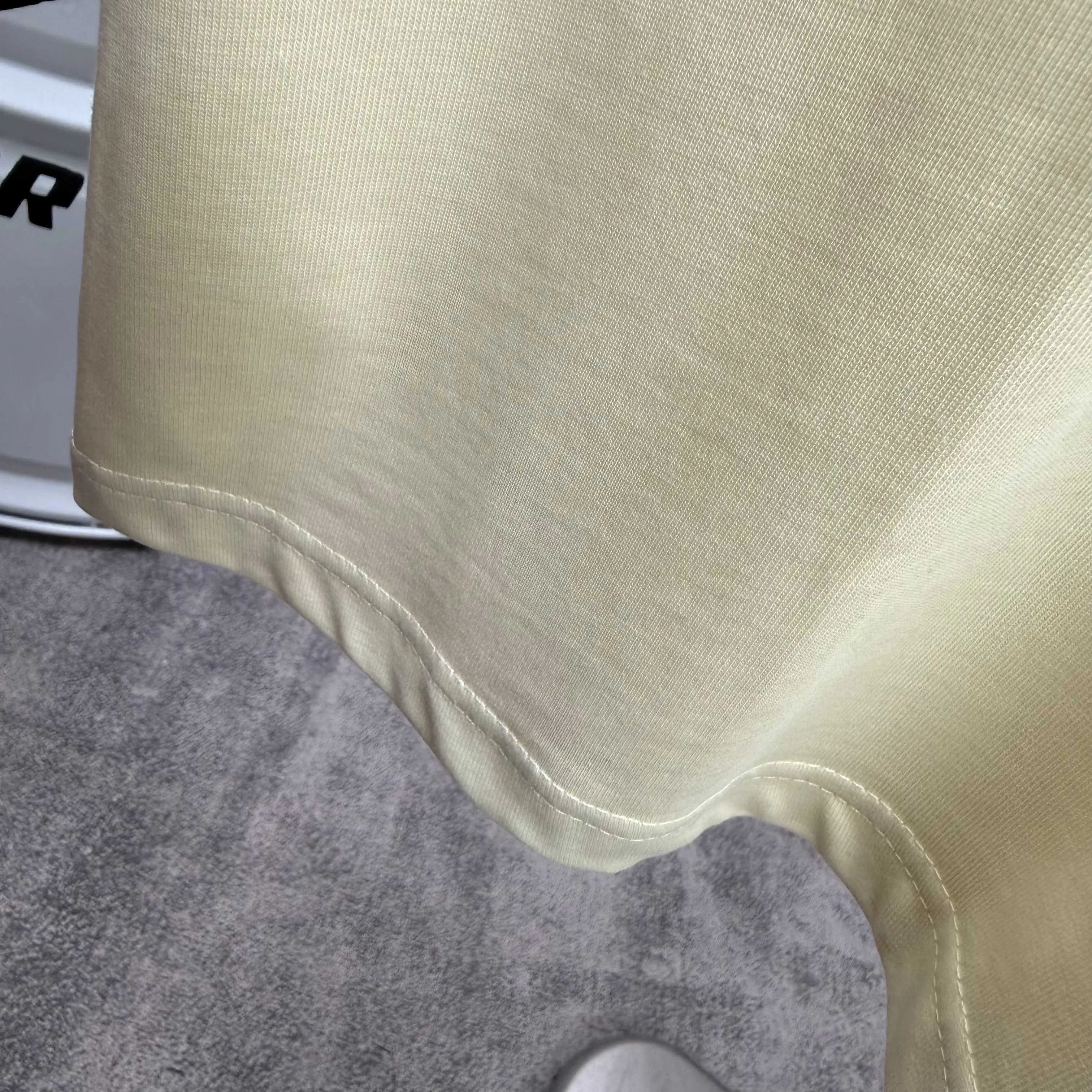 # 85 Alo*2026 spring and summer style Classic simple letter foaming technology Personalized logo Customized double yarn plain cotton fabric Short-sleeved T-shirt Men and women Same Style Color: Black White Angora Red Light Yellow Size: S (90-130 pounds) M (120-150 pounds) L (140-165 pounds) XL (160-180 pounds) XXL (180 kilograms)