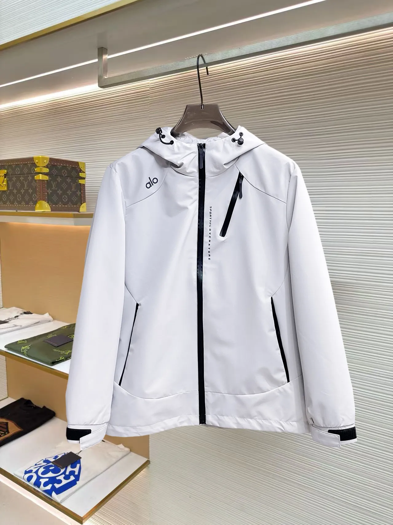 alo official website Same Style, complete with three labels, on sale in advance. 2026 Autumn and Winter New Arrival men's jacket, reversible Original with complete three labels. Premium version. Customized fabrics at the counter. Breathable, high comfort, impeccable details, brand element design concept, reflecting high quality. It feels delicate and soft, presents a casual cut, and has a great upper body shape. Sizes: M～3XL,