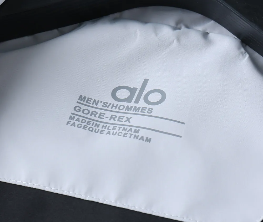 alo official website Same Style, complete with three labels, on sale in advance. 2026 Autumn and Winter New Arrival men's jacket, with Original three labels, Premium version. Customized fabrics at the counter. Breathable, high comfort, impeccable details, brand element design concept, reflecting high quality. It feels delicate and soft, presents a casual cut, and has a great upper body shape. Sizes: M～3XL