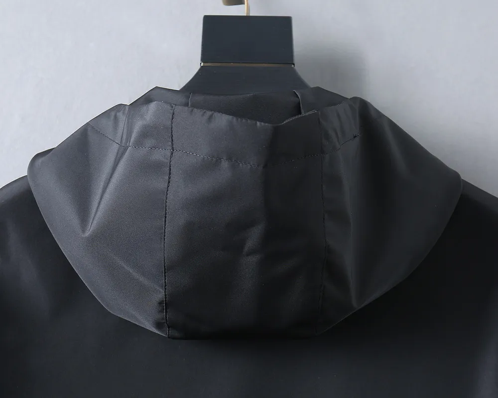 alo official website Same Style, complete with three labels, on sale in advance. 2026 Autumn and Winter New Arrival men's jacket, with Original three labels, Premium version. Customized fabrics at the counter. Breathable, high comfort, impeccable details, brand element design concept, reflecting high quality. It feels delicate and soft, presents a casual cut, and has a great upper body shape. Sizes: M～3XL