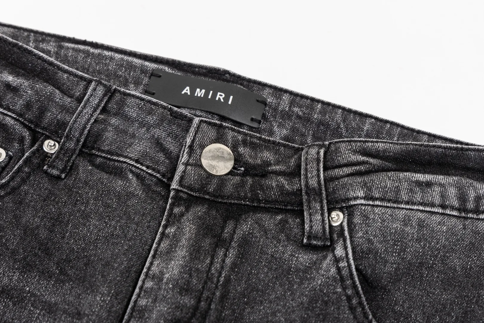 (Top version) AMIRI's new high-luxury heavy-duty stretch water patch embroidered high-street trendy men's and women's couple jeans AMIRI's family uses organic long-staple cotton denim fabrics originating in Los Angeles this year! After a pure natural alkaline phosphatase washing process, the special blue Gray tone is noble and high-end. It feels skin-friendly and delicate, and the inner layer is particularly comfortable when touching the skin! The elastic spandex component makes it particularly comfortable for daily activities. The original and rare Premium fabric is a rare find! Details after details! Amiri's New Arrival high street luxury jeans in Los Angeles mall! The front and back pieces have undergone a multi-layered three-dimensional polishing process, giving the upper body a stylish texture! The metal laser embossed MA metal Brown Nappa leather label on the waist is very exquisite! The pockets are also inlaid with tungsten steel metal logos, and the interior has exquisite ceiling-level workmanship! Hot sale jeans in Los Angeles counters! Enjoy the quality when you wear it yourself, and the value is high as a gift! Manage any large-scale business occasions and Premium private clubs without stress! Highly recommended to buy! Style number: 2058 Color: Black Size: 28 30 32 34