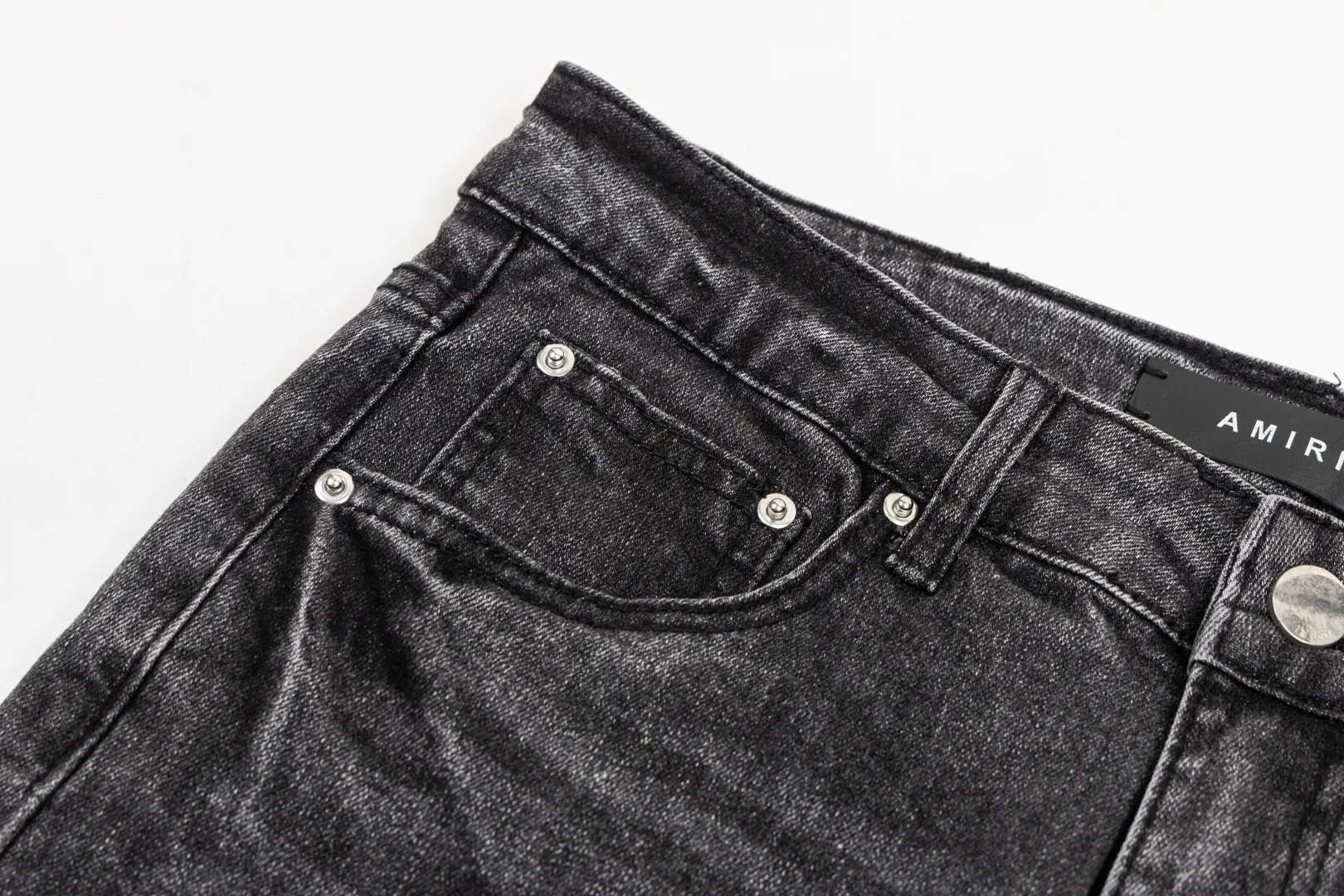 (Top version) AMIRI's new high-luxury heavy-duty stretch water patch embroidered high-street trendy men's and women's couple jeans AMIRI's family uses organic long-staple cotton denim fabrics originating in Los Angeles this year! After a pure natural alkaline phosphatase washing process, the special blue Gray tone is noble and high-end. It feels skin-friendly and delicate, and the inner layer is particularly comfortable when touching the skin! The elastic spandex component makes it particularly comfortable for daily activities. The original and rare Premium fabric is a rare find! Details after details! Amiri's New Arrival high street luxury jeans in Los Angeles mall! The front and back pieces have undergone a multi-layered three-dimensional polishing process, giving the upper body a stylish texture! The metal laser embossed MA metal Brown Nappa leather label on the waist is very exquisite! The pockets are also inlaid with tungsten steel metal logos, and the interior has exquisite ceiling-level workmanship! Hot sale jeans in Los Angeles counters! Enjoy the quality when you wear it yourself, and the value is high as a gift! Manage any large-scale business occasions and Premium private clubs without stress! Highly recommended to buy! Style number: 2058 Color: Black Size: 28 30 32 34