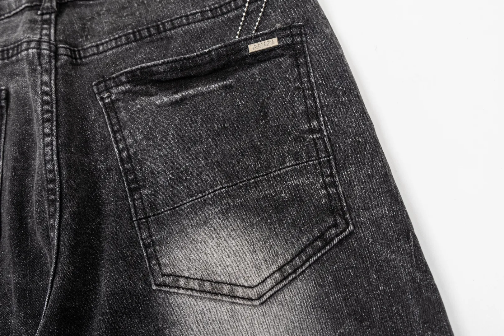 (Top version) AMIRI's new high-luxury heavy-duty stretch water patch embroidered high-street trendy men's and women's couple jeans AMIRI's family uses organic long-staple cotton denim fabrics originating in Los Angeles this year! After a pure natural alkaline phosphatase washing process, the special blue Gray tone is noble and high-end. It feels skin-friendly and delicate, and the inner layer is particularly comfortable when touching the skin! The elastic spandex component makes it particularly comfortable for daily activities. The original and rare Premium fabric is a rare find! Details after details! Amiri's New Arrival high street luxury jeans in Los Angeles mall! The front and back pieces have undergone a multi-layered three-dimensional polishing process, giving the upper body a stylish texture! The metal laser embossed MA metal Brown Nappa leather label on the waist is very exquisite! The pockets are also inlaid with tungsten steel metal logos, and the interior has exquisite ceiling-level workmanship! Hot sale jeans in Los Angeles counters! Enjoy the quality when you wear it yourself, and the value is high as a gift! Manage any large-scale business occasions and Premium private clubs without stress! Highly recommended to buy! Style number: 2058 Color: Black Size: 28 30 32 34