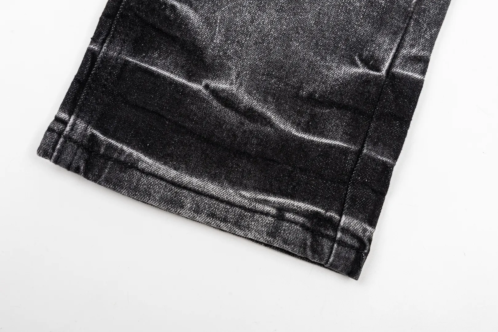 (Top version) AMIRI's new high-luxury heavy-duty stretch water patch embroidered high-street trendy men's and women's couple jeans AMIRI's family uses organic long-staple cotton denim fabrics originating in Los Angeles this year! After a pure natural alkaline phosphatase washing process, the special blue Gray tone is noble and high-end. It feels skin-friendly and delicate, and the inner layer is particularly comfortable when touching the skin! The elastic spandex component makes it particularly comfortable for daily activities. The original and rare Premium fabric is a rare find! Details after details! Amiri's New Arrival high street luxury jeans in Los Angeles mall! The front and back pieces have undergone a multi-layered three-dimensional polishing process, giving the upper body a stylish texture! The metal laser embossed MA metal Brown Nappa leather label on the waist is very exquisite! The pockets are also inlaid with tungsten steel metal logos, and the interior has exquisite ceiling-level workmanship! Hot sale jeans in Los Angeles counters! Enjoy the quality when you wear it yourself, and the value is high as a gift! Manage any large-scale business occasions and Premium private clubs without stress! Highly recommended to buy! Style number: 2058 Color: Black Size: 28 30 32 34