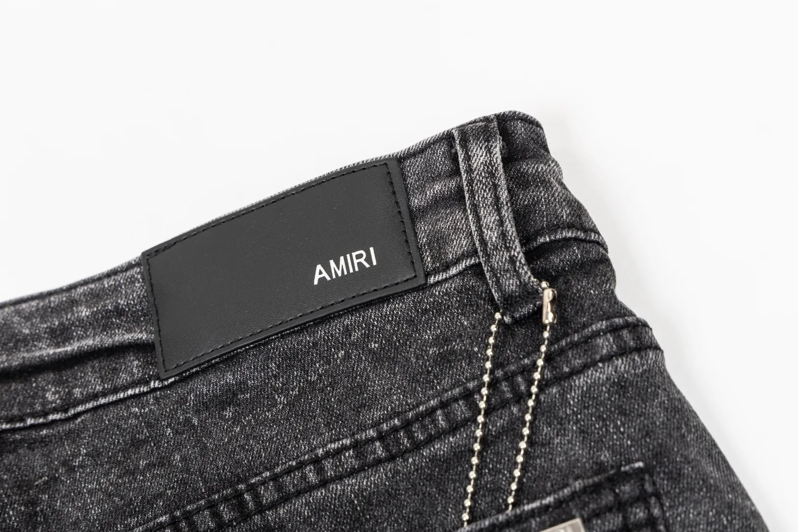(Top version) AMIRI's new high-luxury heavy-duty stretch water patch embroidered high-street trendy men's and women's couple jeans AMIRI's family uses organic long-staple cotton denim fabrics originating in Los Angeles this year! After a pure natural alkaline phosphatase washing process, the special blue Gray tone is noble and high-end. It feels skin-friendly and delicate, and the inner layer is particularly comfortable when touching the skin! The elastic spandex component makes it particularly comfortable for daily activities. The original and rare Premium fabric is a rare find! Details after details! Amiri's New Arrival high street luxury jeans in Los Angeles mall! The front and back pieces have undergone a multi-layered three-dimensional polishing process, giving the upper body a stylish texture! The metal laser embossed MA metal Brown Nappa leather label on the waist is very exquisite! The pockets are also inlaid with tungsten steel metal logos, and the interior has exquisite ceiling-level workmanship! Hot sale jeans in Los Angeles counters! Enjoy the quality when you wear it yourself, and the value is high as a gift! Manage any large-scale business occasions and Premium private clubs without stress! Highly recommended to buy! Style number: 2058 Color: Black Size: 28 30 32 34