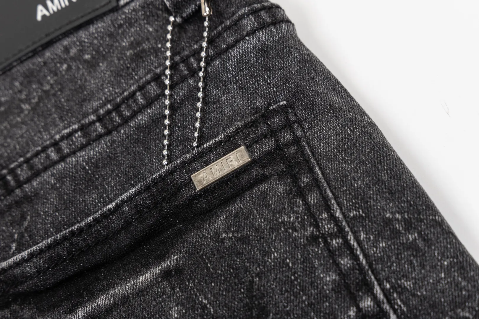 (Top version) AMIRI's new high-luxury heavy-duty stretch water patch embroidered high-street trendy men's and women's couple jeans AMIRI's family uses organic long-staple cotton denim fabrics originating in Los Angeles this year! After a pure natural alkaline phosphatase washing process, the special blue Gray tone is noble and high-end. It feels skin-friendly and delicate, and the inner layer is particularly comfortable when touching the skin! The elastic spandex component makes it particularly comfortable for daily activities. The original and rare Premium fabric is a rare find! Details after details! Amiri's New Arrival high street luxury jeans in Los Angeles mall! The front and back pieces have undergone a multi-layered three-dimensional polishing process, giving the upper body a stylish texture! The metal laser embossed MA metal Brown Nappa leather label on the waist is very exquisite! The pockets are also inlaid with tungsten steel metal logos, and the interior has exquisite ceiling-level workmanship! Hot sale jeans in Los Angeles counters! Enjoy the quality when you wear it yourself, and the value is high as a gift! Manage any large-scale business occasions and Premium private clubs without stress! Highly recommended to buy! Style number: 2058 Color: Black Size: 28 30 32 34