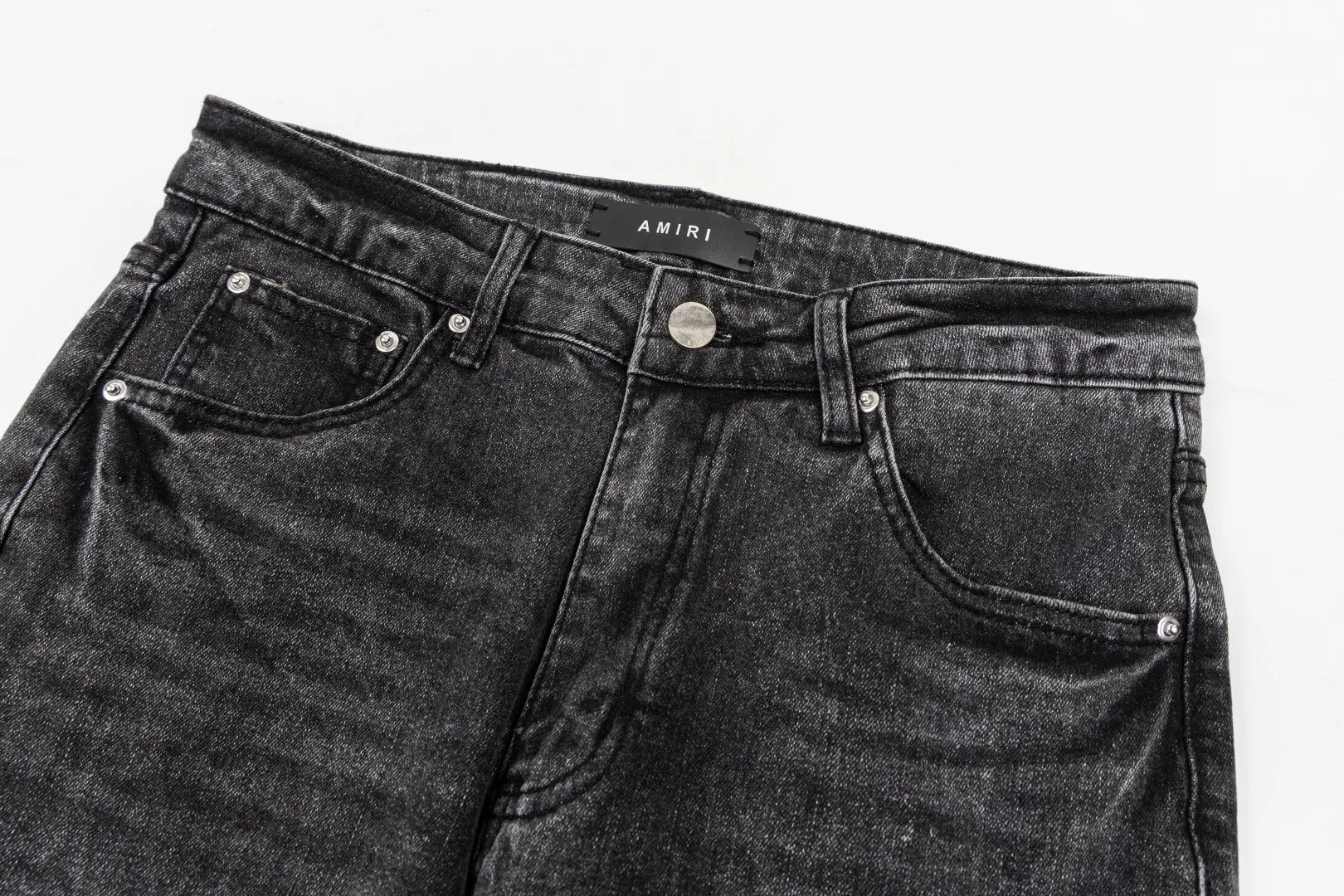 (Top version) AMIRI's new high-luxury heavy-duty stretch water patch embroidered high-street trendy men's and women's couple jeans AMIRI's family uses organic long-staple cotton denim fabrics originating in Los Angeles this year! After a pure natural alkaline phosphatase washing process, the special blue Gray tone is noble and high-end. It feels skin-friendly and delicate, and the inner layer is particularly comfortable when touching the skin! The elastic spandex component makes it particularly comfortable for daily activities. The original and rare Premium fabric is a rare find! Details after details! Amiri's New Arrival high street luxury jeans in Los Angeles mall! The front and back pieces have undergone a multi-layered three-dimensional polishing process, giving the upper body a stylish texture! The metal laser embossed MA metal Brown Nappa leather label on the waist is very exquisite! The pockets are also inlaid with tungsten steel metal logos, and the interior has exquisite ceiling-level workmanship! Hot sale jeans in Los Angeles counters! Enjoy the quality when you wear it yourself, and the value is high as a gift! Manage any large-scale business occasions and Premium private clubs without stress! Highly recommended to buy! Style number: 2058 Color: Black Size: 28 30 32 34
