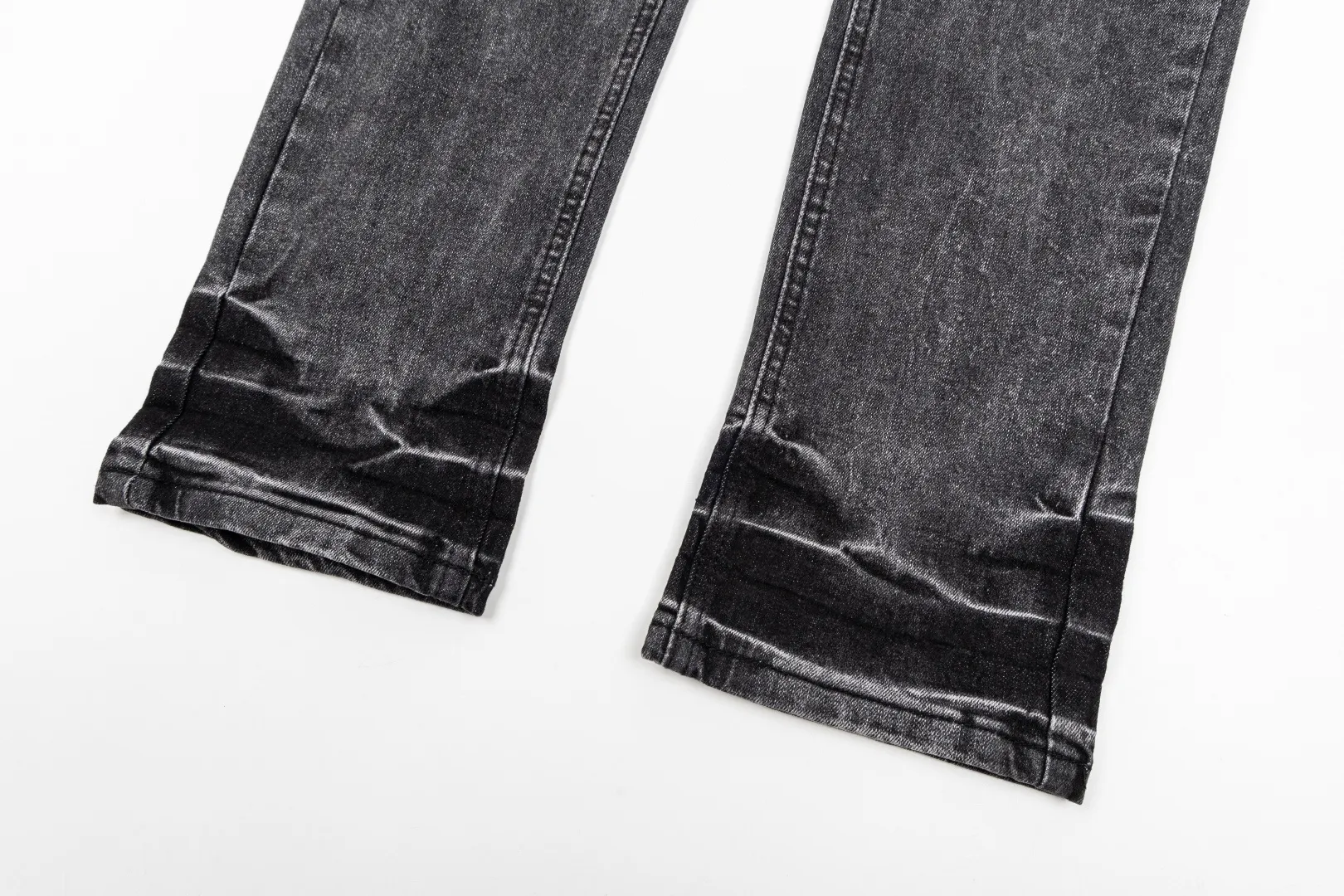 (Top version) AMIRI's new high-luxury heavy-duty stretch water patch embroidered high-street trendy men's and women's couple jeans AMIRI's family uses organic long-staple cotton denim fabrics originating in Los Angeles this year! After a pure natural alkaline phosphatase washing process, the special blue Gray tone is noble and high-end. It feels skin-friendly and delicate, and the inner layer is particularly comfortable when touching the skin! The elastic spandex component makes it particularly comfortable for daily activities. The original and rare Premium fabric is a rare find! Details after details! Amiri's New Arrival high street luxury jeans in Los Angeles mall! The front and back pieces have undergone a multi-layered three-dimensional polishing process, giving the upper body a stylish texture! The metal laser embossed MA metal Brown Nappa leather label on the waist is very exquisite! The pockets are also inlaid with tungsten steel metal logos, and the interior has exquisite ceiling-level workmanship! Hot sale jeans in Los Angeles counters! Enjoy the quality when you wear it yourself, and the value is high as a gift! Manage any large-scale business occasions and Premium private clubs without stress! Highly recommended to buy! Style number: 2058 Color: Black Size: 28 30 32 34