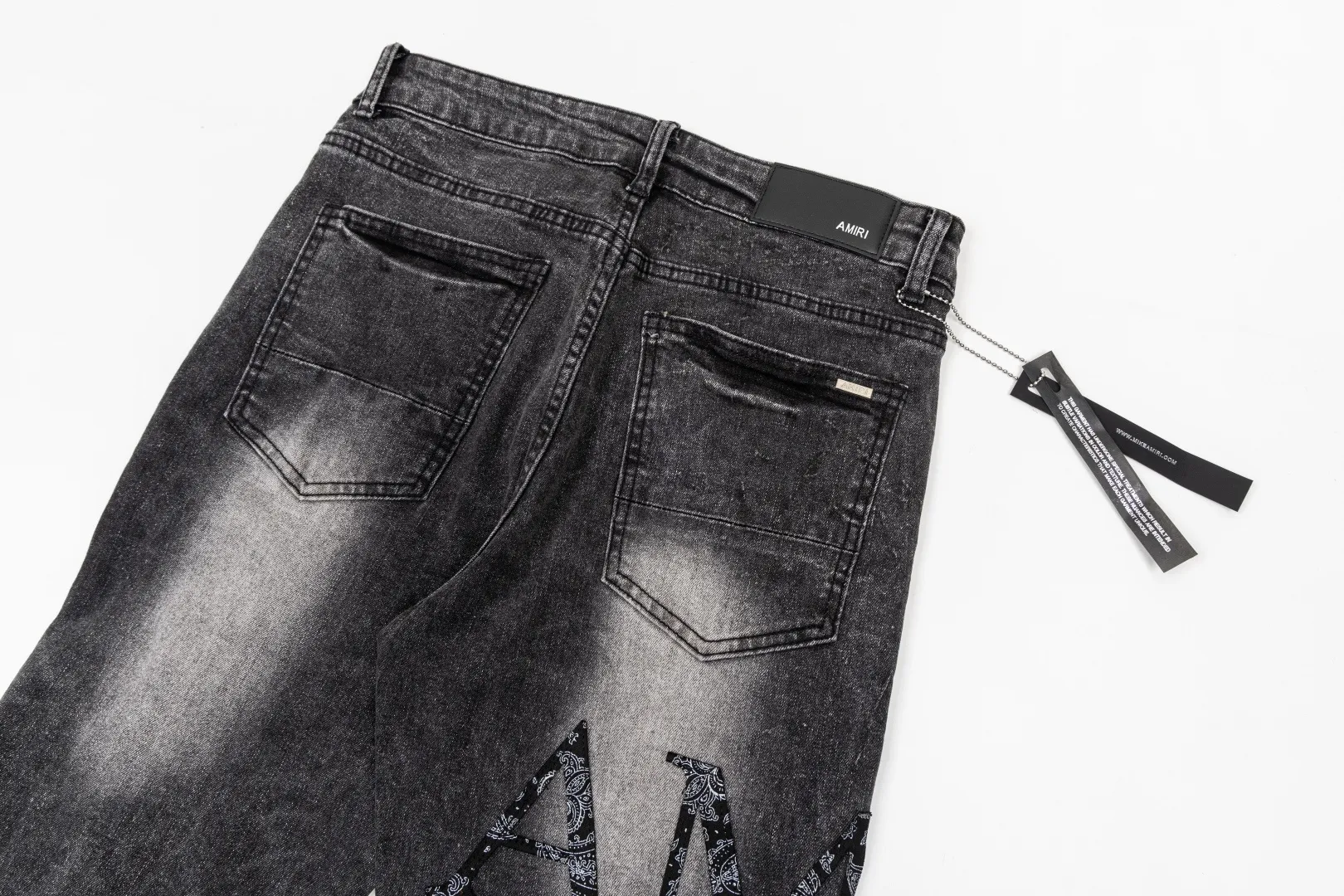 (Top version) AMIRI's new high-luxury heavy-duty stretch water patch embroidered high-street trendy men's and women's couple jeans AMIRI's family uses organic long-staple cotton denim fabrics originating in Los Angeles this year! After a pure natural alkaline phosphatase washing process, the special blue Gray tone is noble and high-end. It feels skin-friendly and delicate, and the inner layer is particularly comfortable when touching the skin! The elastic spandex component makes it particularly comfortable for daily activities. The original and rare Premium fabric is a rare find! Details after details! Amiri's New Arrival high street luxury jeans in Los Angeles mall! The front and back pieces have undergone a multi-layered three-dimensional polishing process, giving the upper body a stylish texture! The metal laser embossed MA metal Brown Nappa leather label on the waist is very exquisite! The pockets are also inlaid with tungsten steel metal logos, and the interior has exquisite ceiling-level workmanship! Hot sale jeans in Los Angeles counters! Enjoy the quality when you wear it yourself, and the value is high as a gift! Manage any large-scale business occasions and Premium private clubs without stress! Highly recommended to buy! Style number: 2058 Color: Black Size: 28 30 32 34