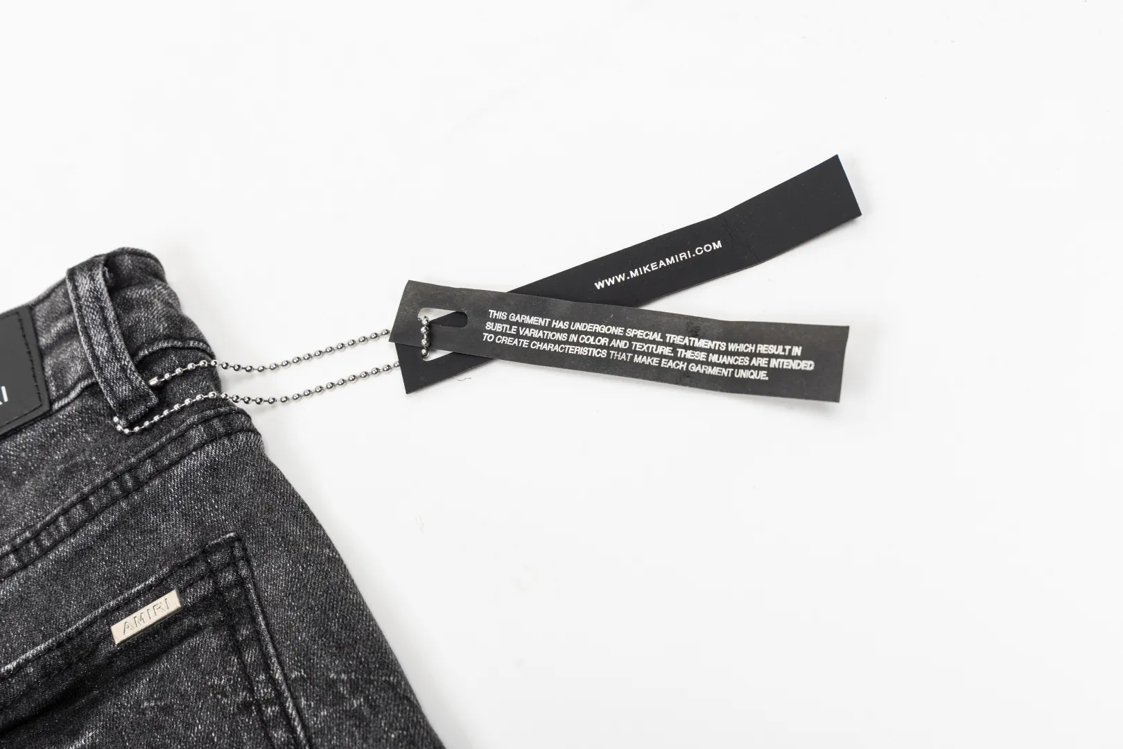 (Top version) AMIRI's new high-luxury heavy-duty stretch water patch embroidered high-street trendy men's and women's couple jeans AMIRI's family uses organic long-staple cotton denim fabrics originating in Los Angeles this year! After a pure natural alkaline phosphatase washing process, the special blue Gray tone is noble and high-end. It feels skin-friendly and delicate, and the inner layer is particularly comfortable when touching the skin! The elastic spandex component makes it particularly comfortable for daily activities. The original and rare Premium fabric is a rare find! Details after details! Amiri's New Arrival high street luxury jeans in Los Angeles mall! The front and back pieces have undergone a multi-layered three-dimensional polishing process, giving the upper body a stylish texture! The metal laser embossed MA metal Brown Nappa leather label on the waist is very exquisite! The pockets are also inlaid with tungsten steel metal logos, and the interior has exquisite ceiling-level workmanship! Hot sale jeans in Los Angeles counters! Enjoy the quality when you wear it yourself, and the value is high as a gift! Manage any large-scale business occasions and Premium private clubs without stress! Highly recommended to buy! Style number: 2058 Color: Black Size: 28 30 32 34
