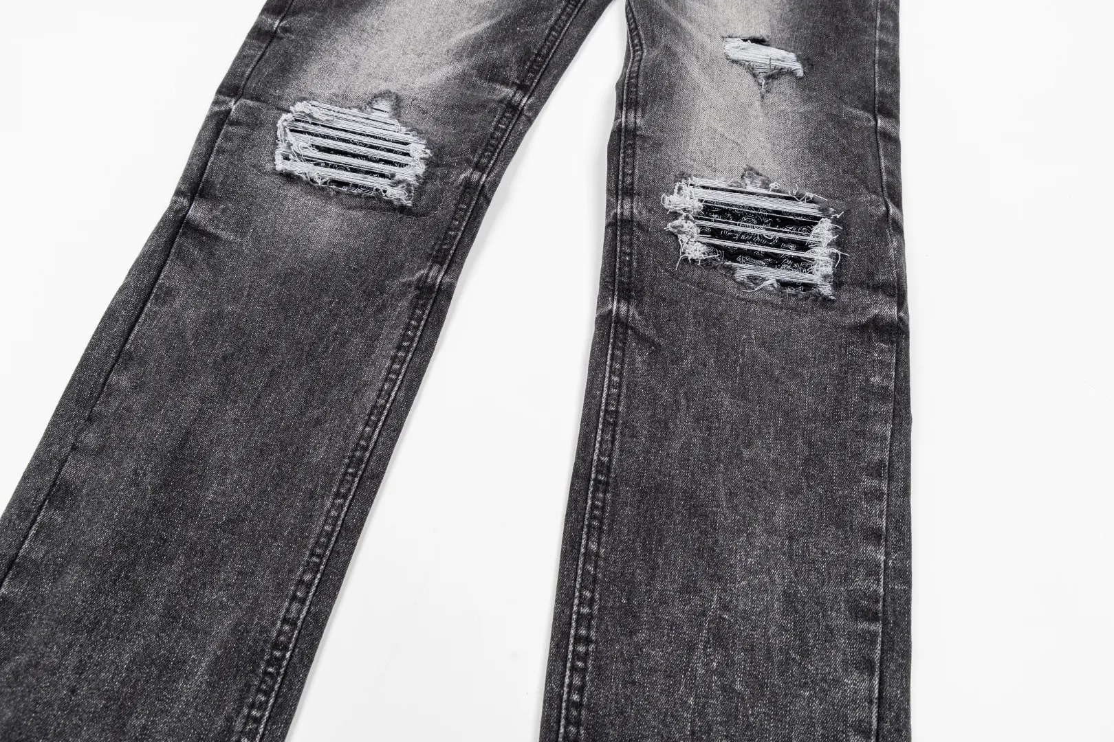 (Top version) AMIRI's new high-luxury heavy-duty stretch water patch embroidered high-street trendy men's and women's couple jeans AMIRI's family uses organic long-staple cotton denim fabrics originating in Los Angeles this year! After a pure natural alkaline phosphatase washing process, the special blue Gray tone is noble and high-end. It feels skin-friendly and delicate, and the inner layer is particularly comfortable when touching the skin! The elastic spandex component makes it particularly comfortable for daily activities. The original and rare Premium fabric is a rare find! Details after details! Amiri's New Arrival high street luxury jeans in Los Angeles mall! The front and back pieces have undergone a multi-layered three-dimensional polishing process, giving the upper body a stylish texture! The metal laser embossed MA metal Brown Nappa leather label on the waist is very exquisite! The pockets are also inlaid with tungsten steel metal logos, and the interior has exquisite ceiling-level workmanship! Hot sale jeans in Los Angeles counters! Enjoy the quality when you wear it yourself, and the value is high as a gift! Manage any large-scale business occasions and Premium private clubs without stress! Highly recommended to buy! Style number: 2058 Color: Black Size: 28 30 32 34