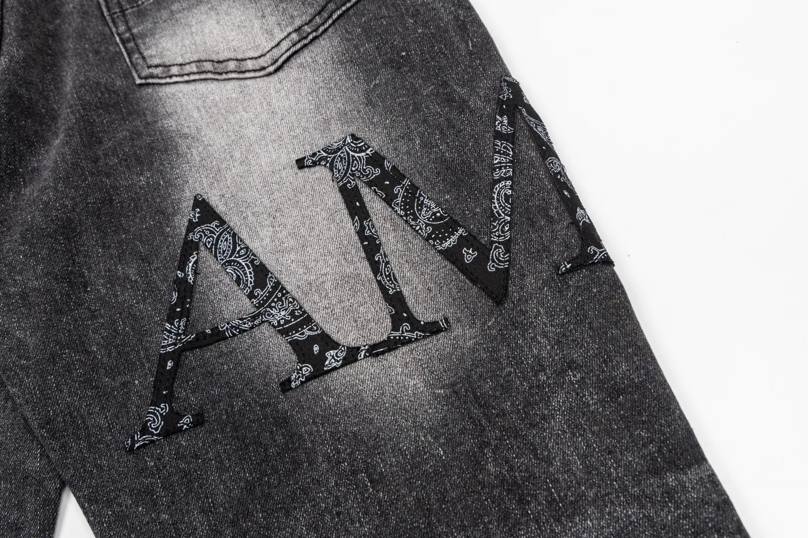 (Top version) AMIRI's new high-luxury heavy-duty stretch water patch embroidered high-street trendy men's and women's couple jeans AMIRI's family uses organic long-staple cotton denim fabrics originating in Los Angeles this year! After a pure natural alkaline phosphatase washing process, the special blue Gray tone is noble and high-end. It feels skin-friendly and delicate, and the inner layer is particularly comfortable when touching the skin! The elastic spandex component makes it particularly comfortable for daily activities. The original and rare Premium fabric is a rare find! Details after details! Amiri's New Arrival high street luxury jeans in Los Angeles mall! The front and back pieces have undergone a multi-layered three-dimensional polishing process, giving the upper body a stylish texture! The metal laser embossed MA metal Brown Nappa leather label on the waist is very exquisite! The pockets are also inlaid with tungsten steel metal logos, and the interior has exquisite ceiling-level workmanship! Hot sale jeans in Los Angeles counters! Enjoy the quality when you wear it yourself, and the value is high as a gift! Manage any large-scale business occasions and Premium private clubs without stress! Highly recommended to buy! Style number: 2058 Color: Black Size: 28 30 32 34