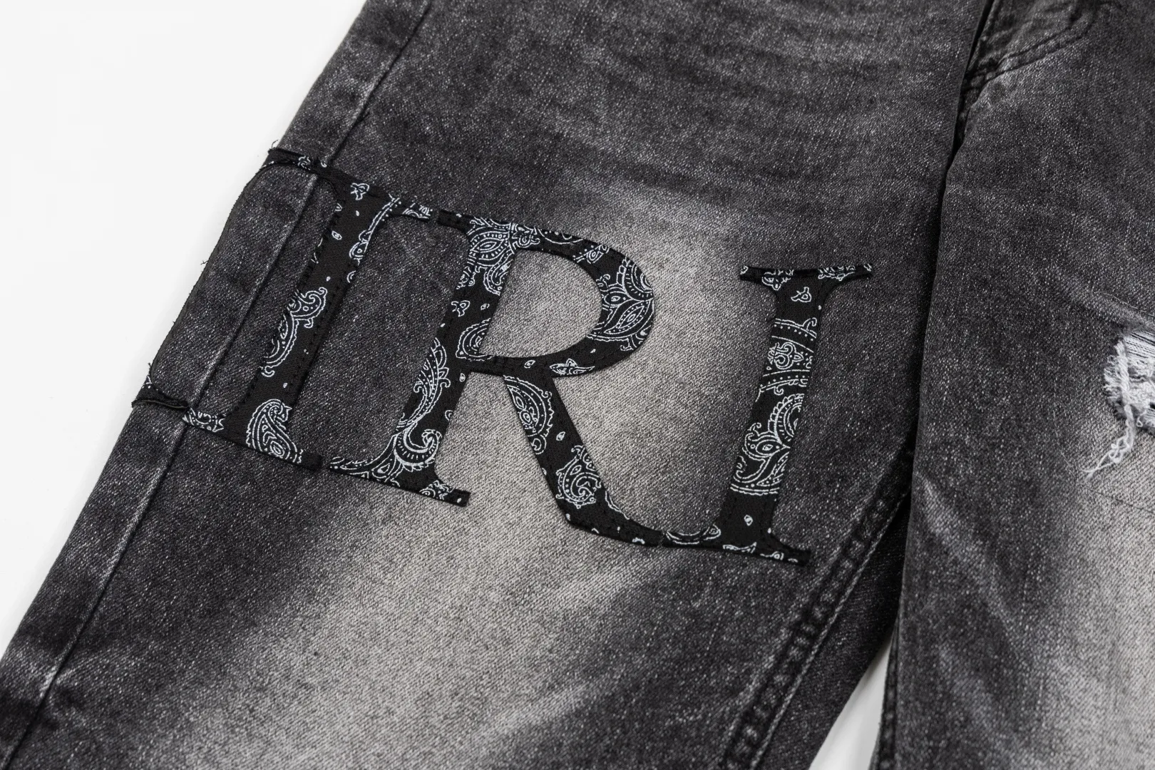 (Top version) AMIRI's new high-luxury heavy-duty stretch water patch embroidered high-street trendy men's and women's couple jeans AMIRI's family uses organic long-staple cotton denim fabrics originating in Los Angeles this year! After a pure natural alkaline phosphatase washing process, the special blue Gray tone is noble and high-end. It feels skin-friendly and delicate, and the inner layer is particularly comfortable when touching the skin! The elastic spandex component makes it particularly comfortable for daily activities. The original and rare Premium fabric is a rare find! Details after details! Amiri's New Arrival high street luxury jeans in Los Angeles mall! The front and back pieces have undergone a multi-layered three-dimensional polishing process, giving the upper body a stylish texture! The metal laser embossed MA metal Brown Nappa leather label on the waist is very exquisite! The pockets are also inlaid with tungsten steel metal logos, and the interior has exquisite ceiling-level workmanship! Hot sale jeans in Los Angeles counters! Enjoy the quality when you wear it yourself, and the value is high as a gift! Manage any large-scale business occasions and Premium private clubs without stress! Highly recommended to buy! Style number: 2058 Color: Black Size: 28 30 32 34