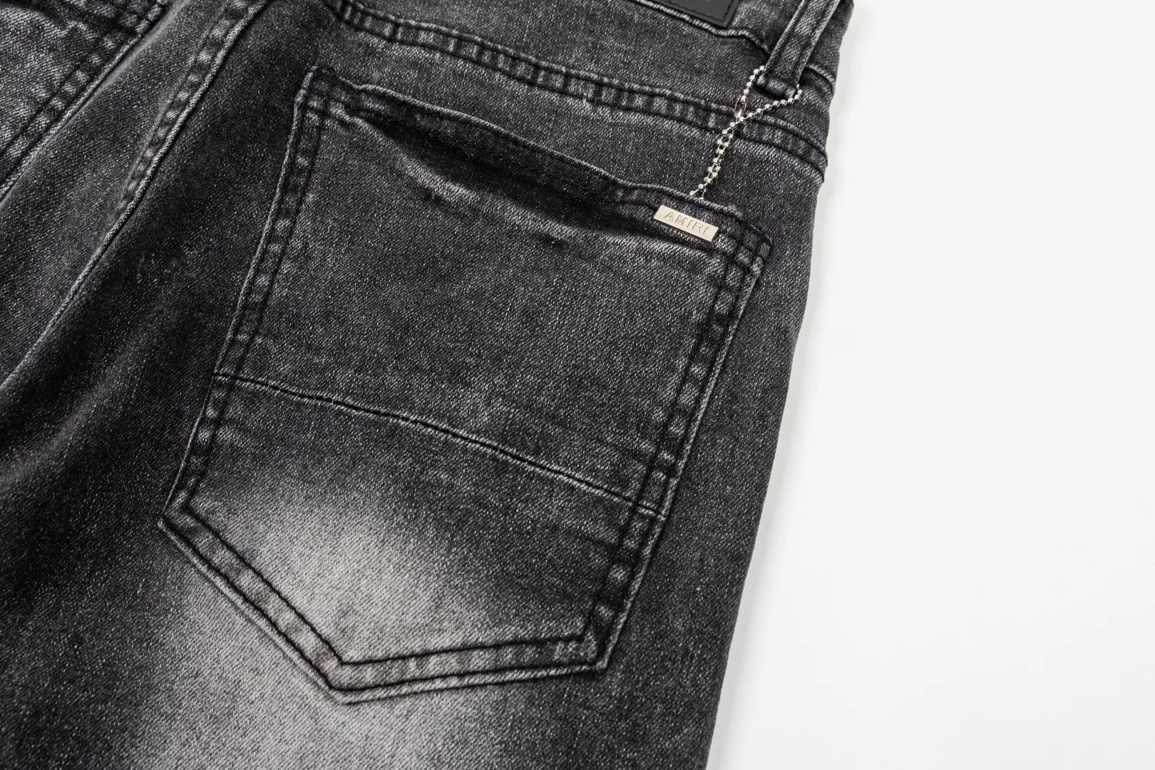 (Top version) AMIRI's new high-luxury heavy-duty stretch water patch embroidered high-street trendy men's and women's couple jeans AMIRI's family uses organic long-staple cotton denim fabrics originating in Los Angeles this year! After a pure natural alkaline phosphatase washing process, the special blue Gray tone is noble and high-end. It feels skin-friendly and delicate, and the inner layer is particularly comfortable when touching the skin! The elastic spandex component makes it particularly comfortable for daily activities. The original and rare Premium fabric is a rare find! Details after details! Amiri's New Arrival high street luxury jeans in Los Angeles mall! The front and back pieces have undergone a multi-layered three-dimensional polishing process, giving the upper body a stylish texture! The metal laser embossed MA metal Brown Nappa leather label on the waist is very exquisite! The pockets are also inlaid with tungsten steel metal logos, and the interior has exquisite ceiling-level workmanship! Hot sale jeans in Los Angeles counters! Enjoy the quality when you wear it yourself, and the value is high as a gift! Manage any large-scale business occasions and Premium private clubs without stress! Highly recommended to buy! Style number: 2058 Color: Black Size: 28 30 32 34