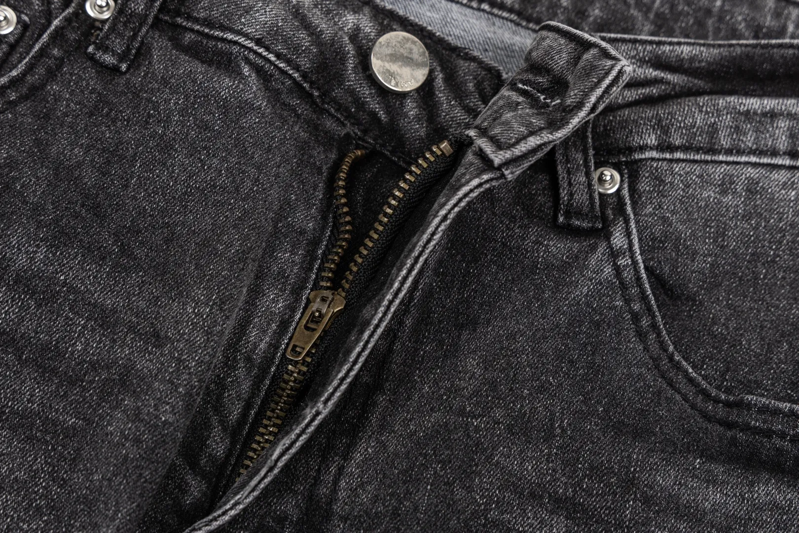 (Top version) AMIRI's new high-luxury heavy-duty stretch water patch embroidered high-street trendy men's and women's couple jeans AMIRI's family uses organic long-staple cotton denim fabrics originating in Los Angeles this year! After a pure natural alkaline phosphatase washing process, the special blue Gray tone is noble and high-end. It feels skin-friendly and delicate, and the inner layer is particularly comfortable when touching the skin! The elastic spandex component makes it particularly comfortable for daily activities. The original and rare Premium fabric is a rare find! Details after details! Amiri's New Arrival high street luxury jeans in Los Angeles mall! The front and back pieces have undergone a multi-layered three-dimensional polishing process, giving the upper body a stylish texture! The metal laser embossed MA metal Brown Nappa leather label on the waist is very exquisite! The pockets are also inlaid with tungsten steel metal logos, and the interior has exquisite ceiling-level workmanship! Hot sale jeans in Los Angeles counters! Enjoy the quality when you wear it yourself, and the value is high as a gift! Manage any large-scale business occasions and Premium private clubs without stress! Highly recommended to buy! Style number: 2058 Color: Black Size: 28 30 32 34
