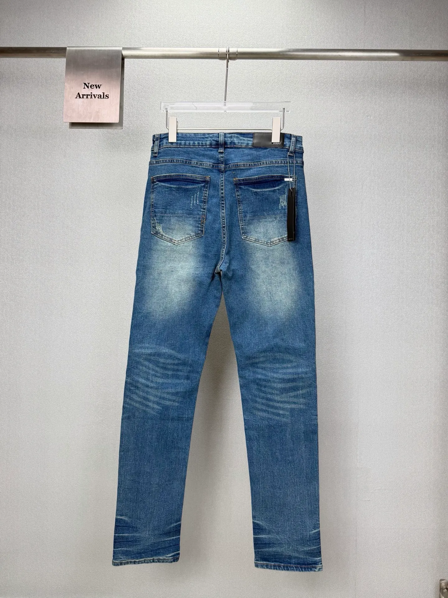 Amiri 2026 New Arrival Distressed Orange Patch Couple Style Washed Stretch Jeans High Version High Version Top Ceiling Quality Styles with different washed textures are very friendly to people with thin legs and thick legs. The straight and loose version is very flattering to the leg shape. The moderate length is timeless and easy to match. It is the basis of various styles and a must-have in the wardrobe! The fabric is stiff but also makes the upper body soft without losing texture. The washing process is even more perfect. It is a must-have item for everyone! ! ! Washed wheat, hang tag, pants label, three complete labels Color: Blue Size: 28, 30, 32, 34 (four sizes)